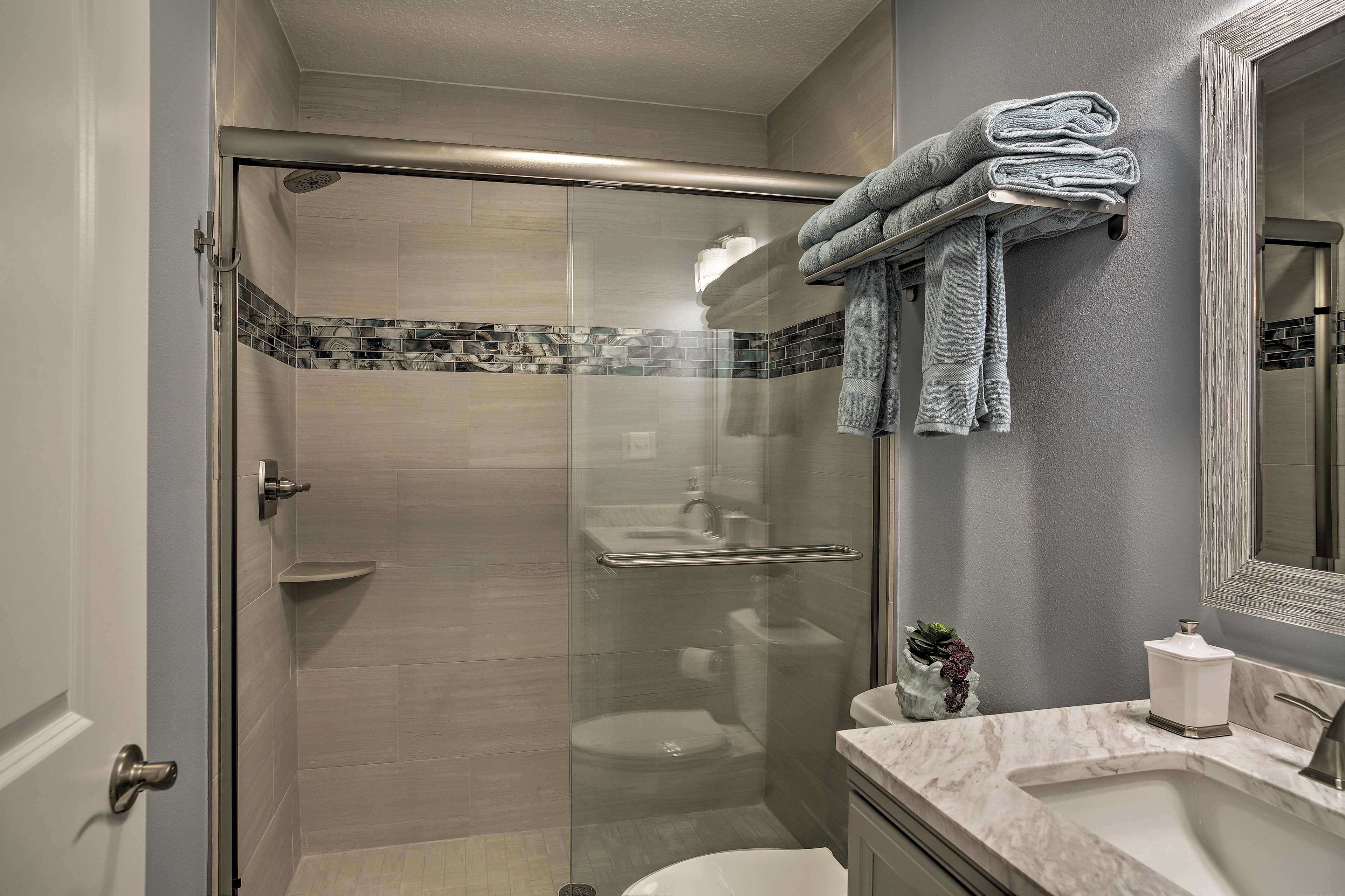 Full Bathroom | Towels Provided | Complimentary Toiletries