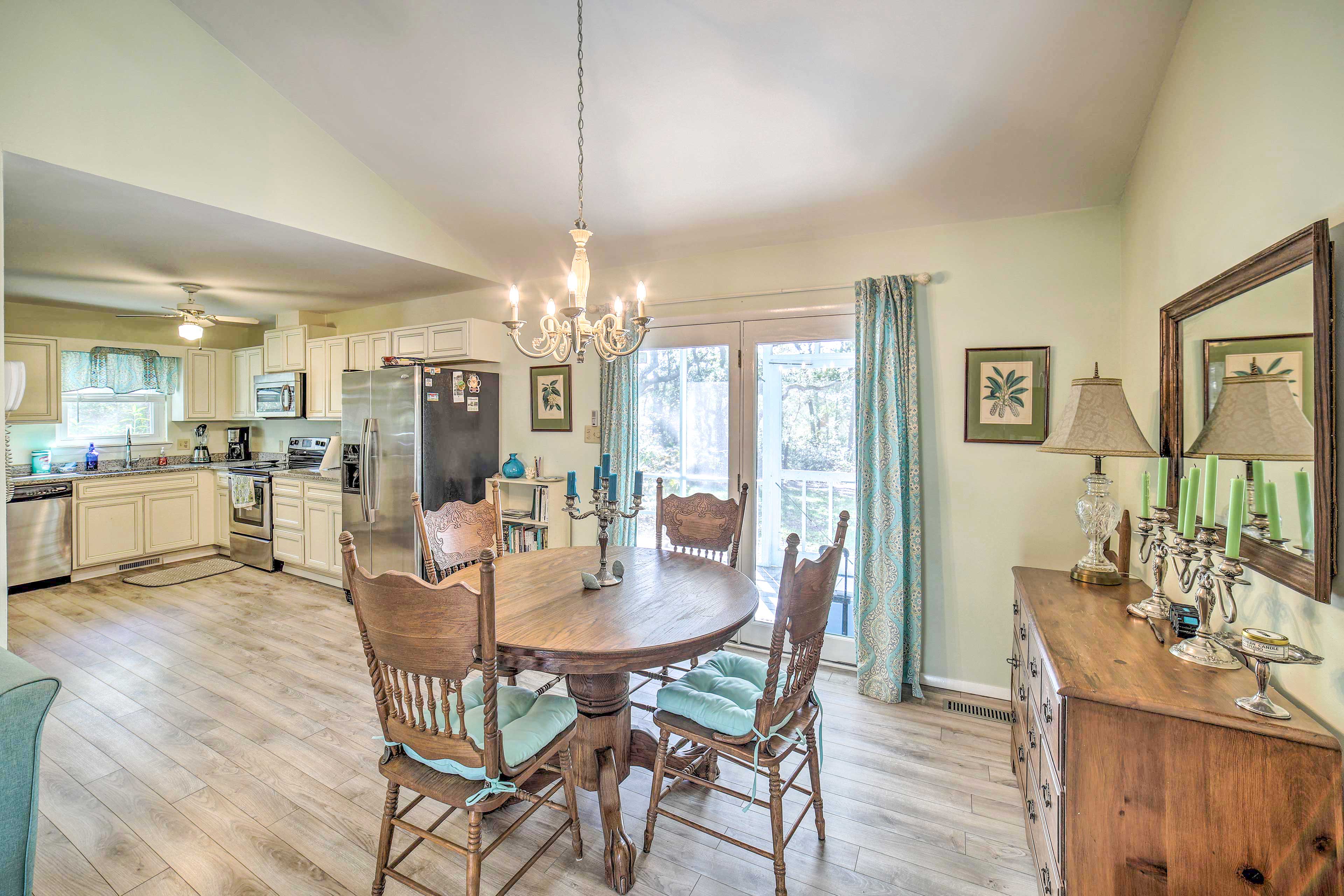 Dining Area | Dishware/Flatware Provided