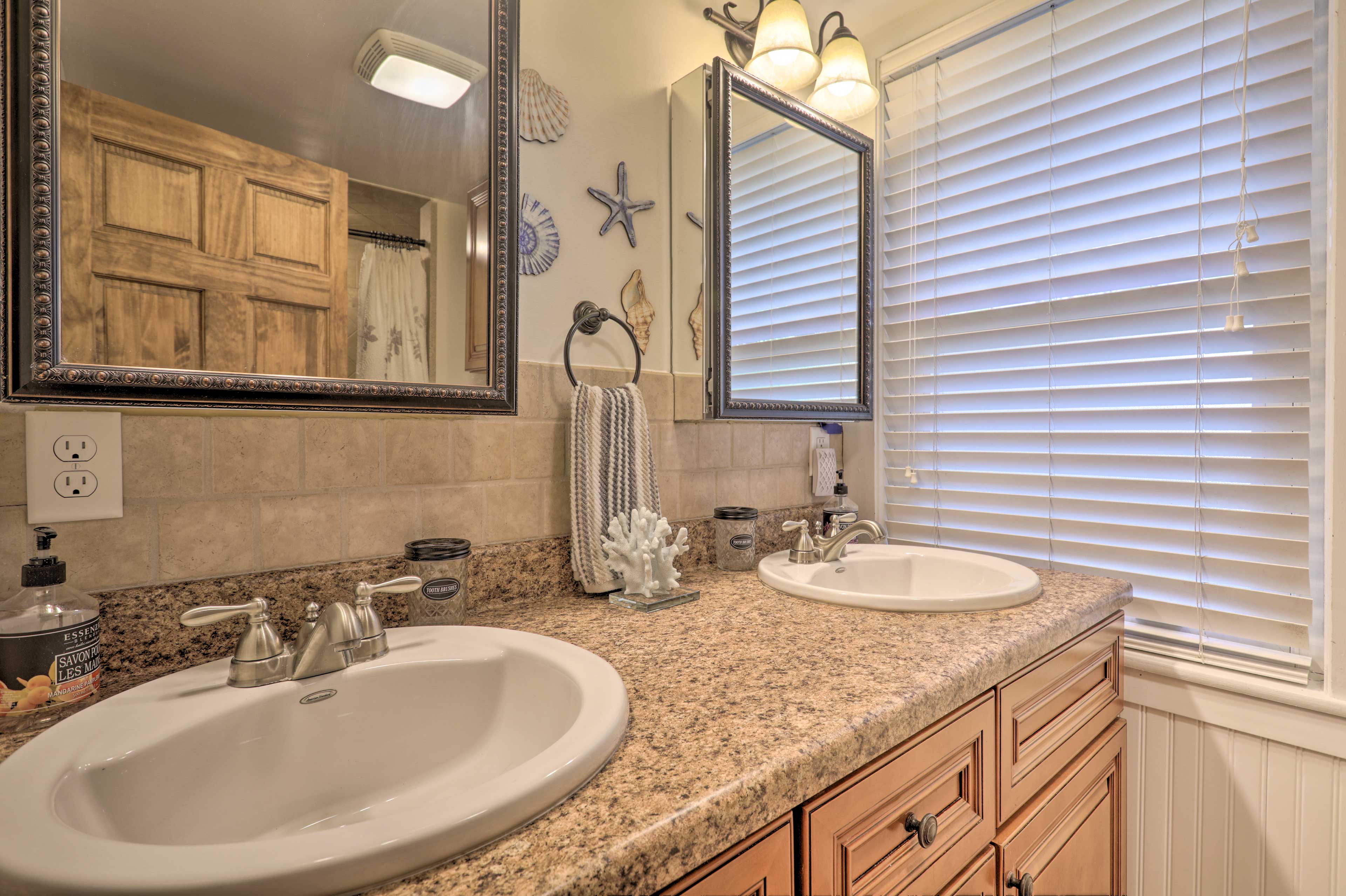 Full Bathroom | Hair Dryer | Complimentary Toiletries | Upper Level