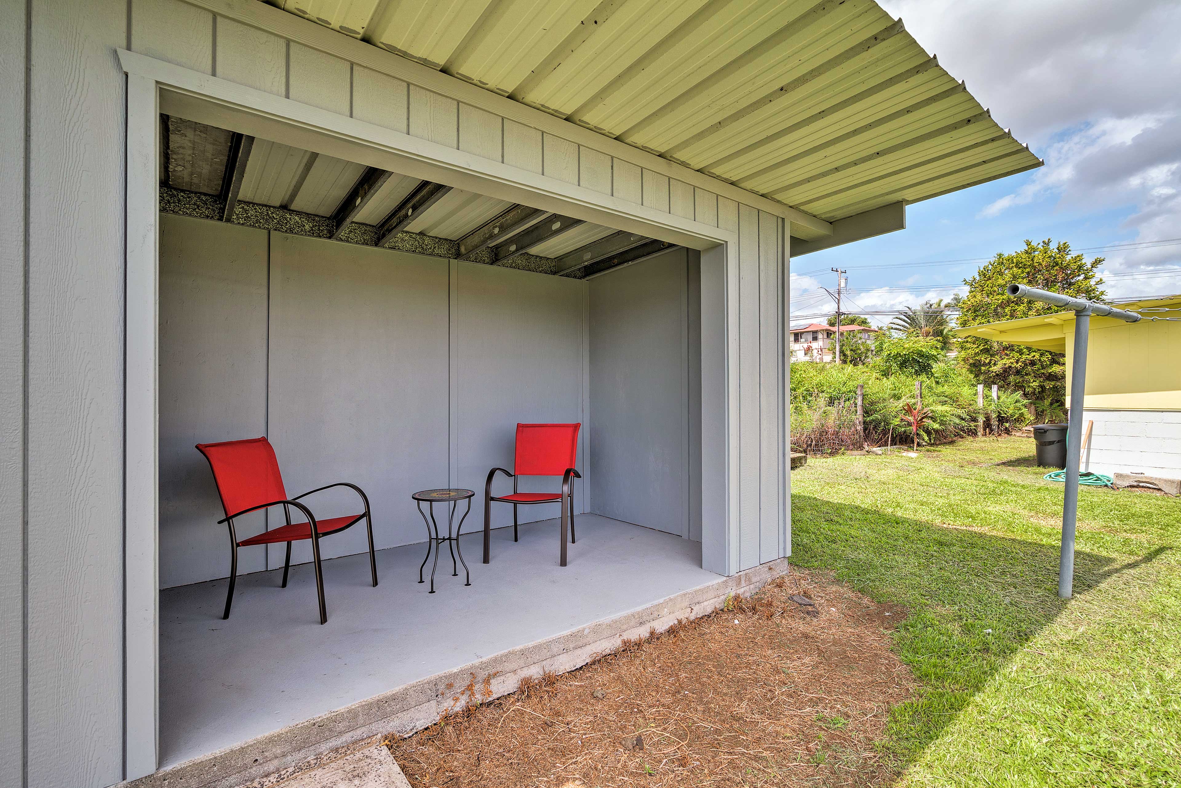 Landscaped Backyard | Covered Lanai