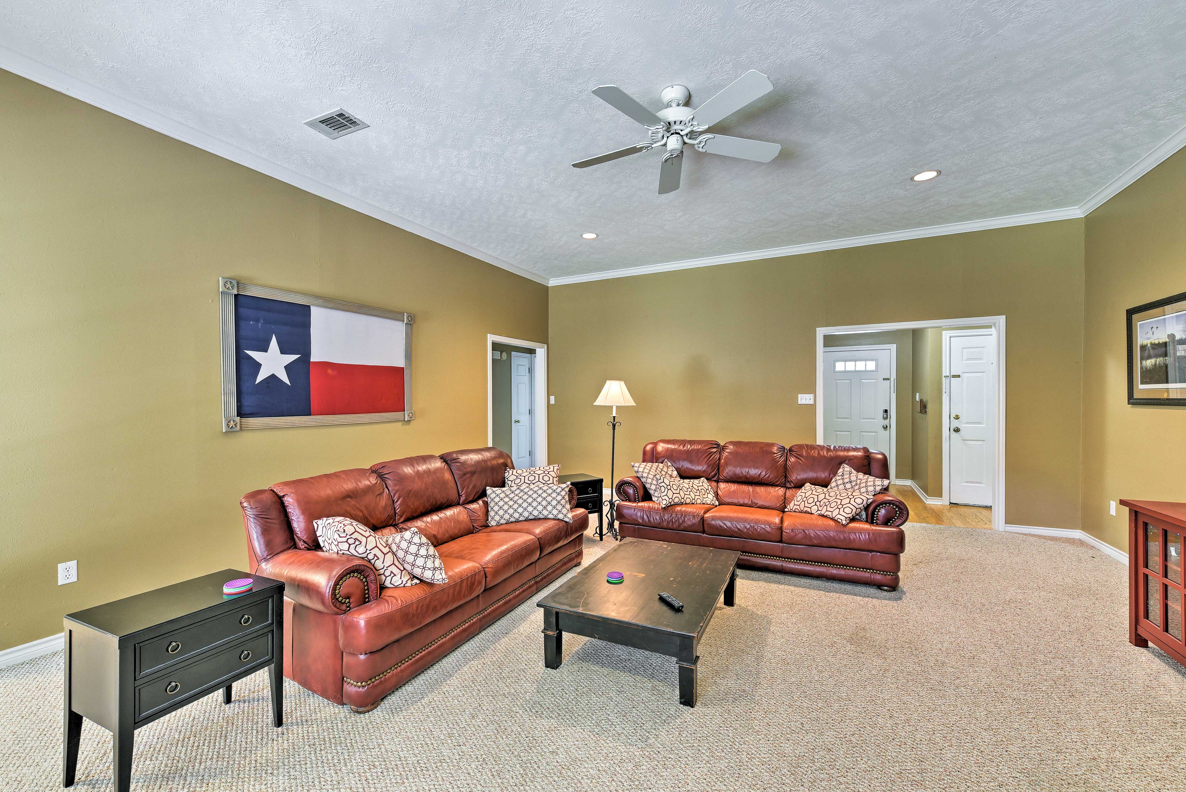 College Station Home w/Yard - 5 Mins to A&M!