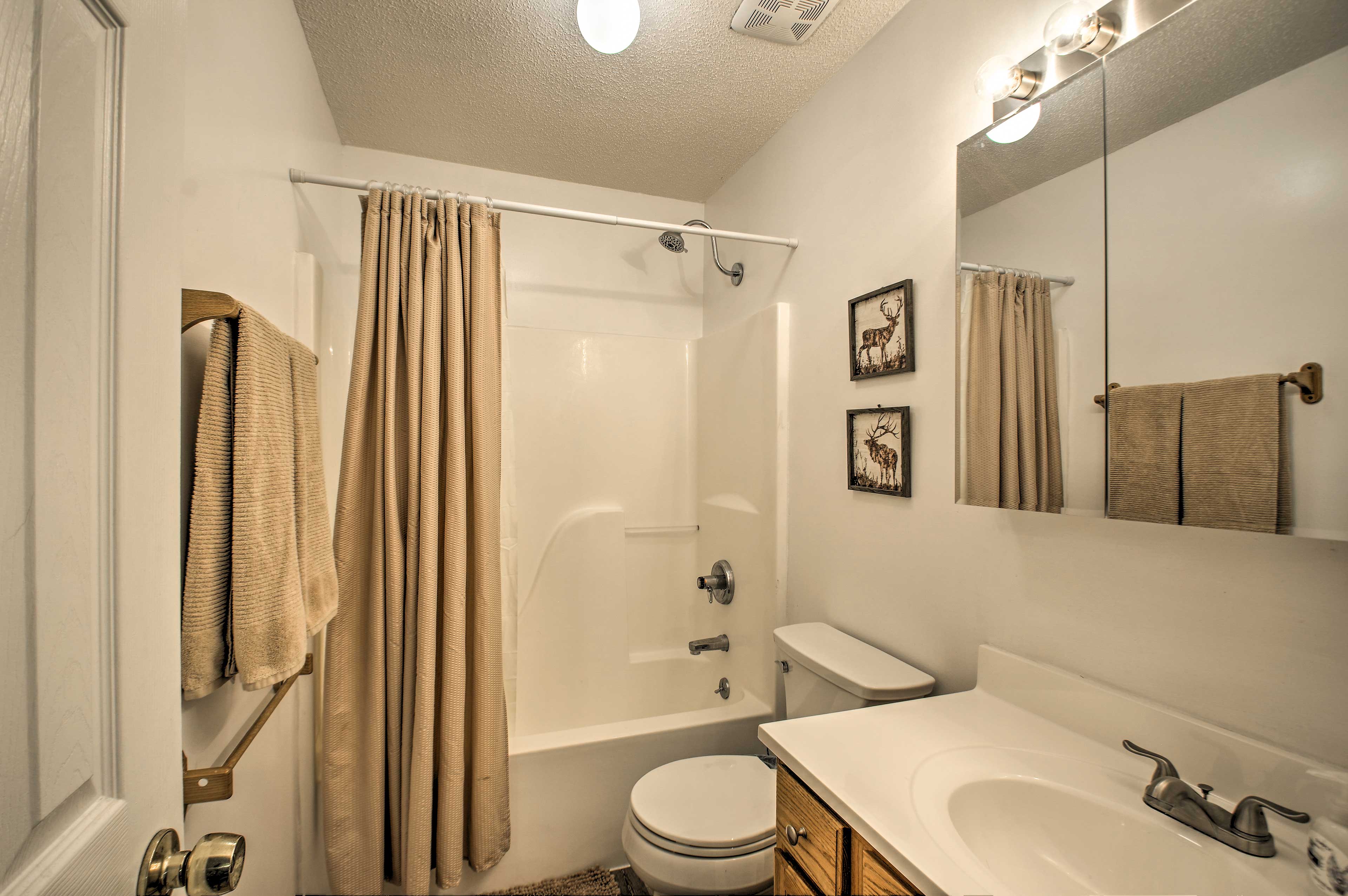 En-Suite Bathroom | Towels Provided