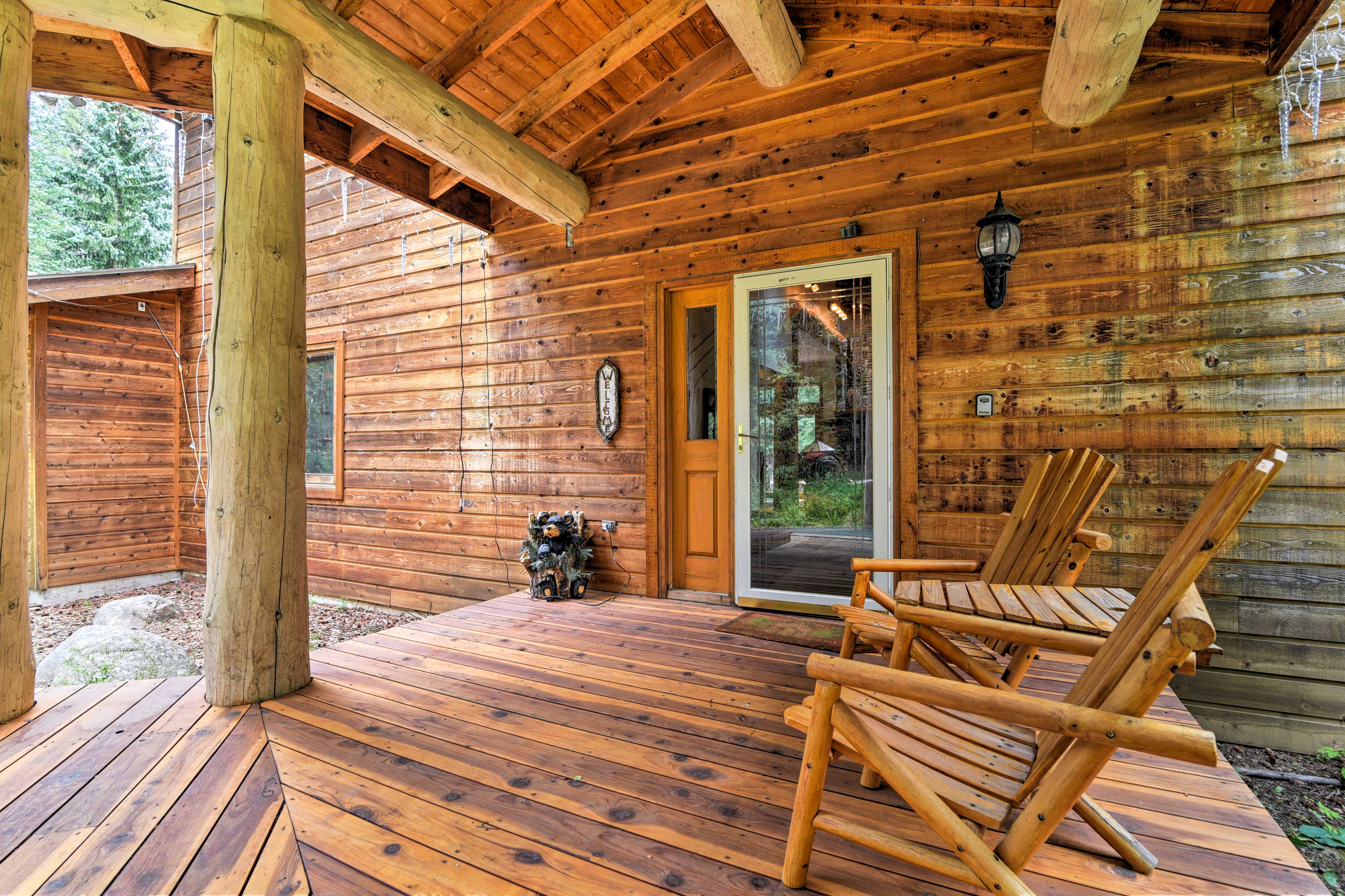 This 6-person cabin channels a picturesque rustic elegance!