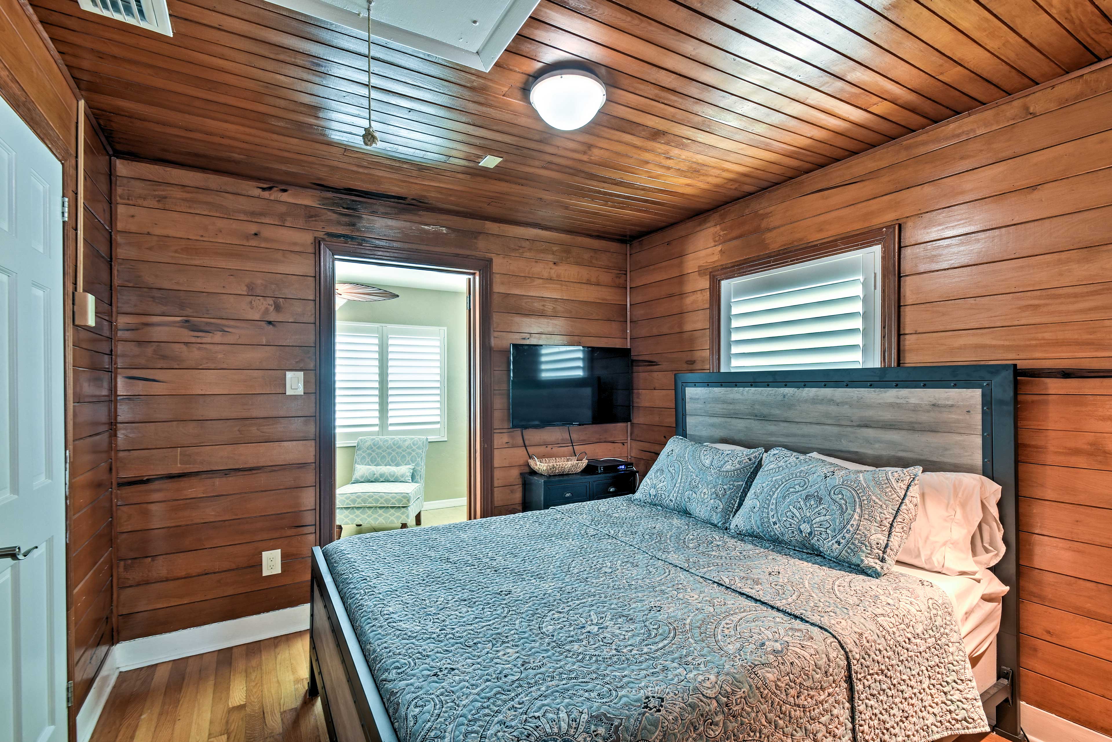 The first bedroom boasts a 40" Smart TV & en-suite bathroom.