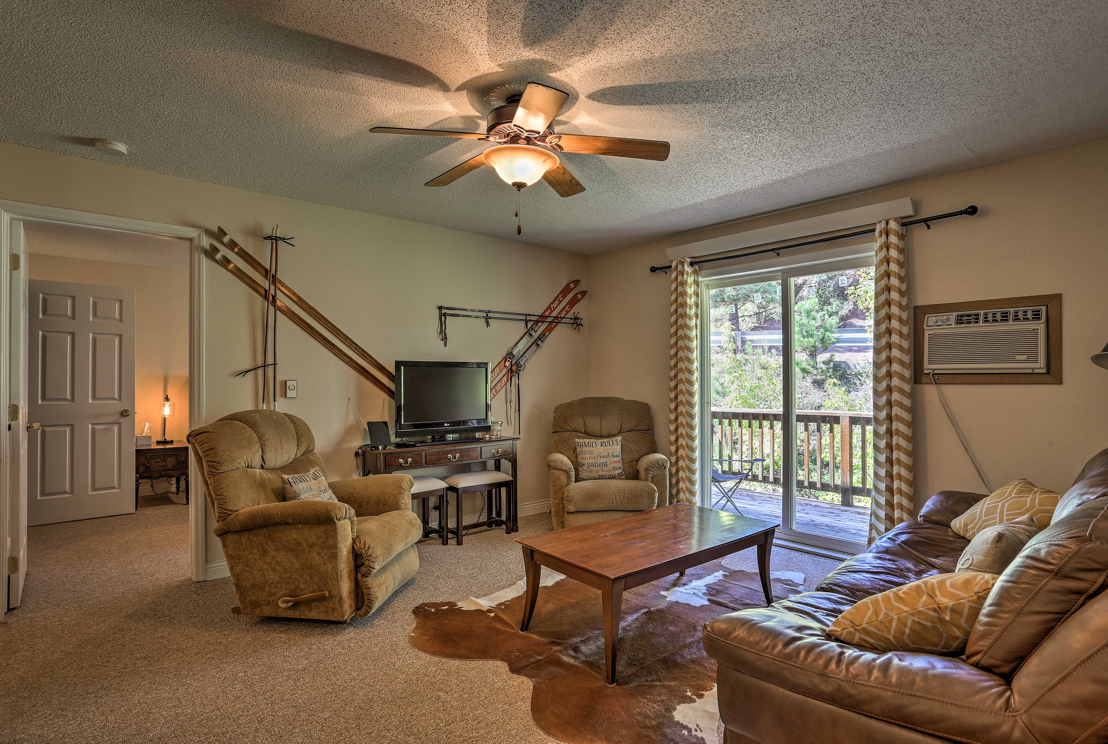 Unwind in this cozy 2-bedroom, 1-bathroom vacation rental condo in Lead!