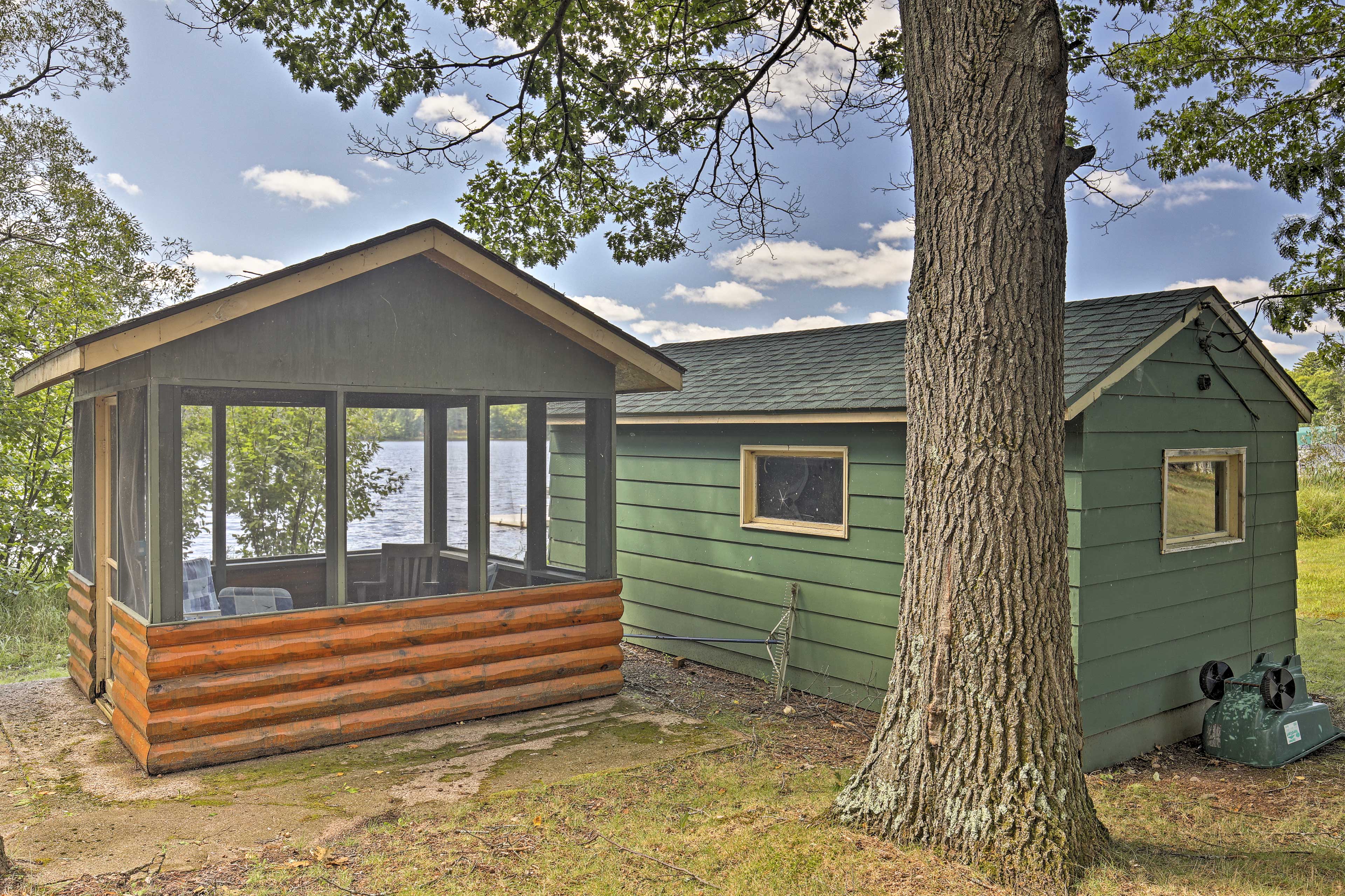 A screened house and boathouse are also on the 1-acre property!