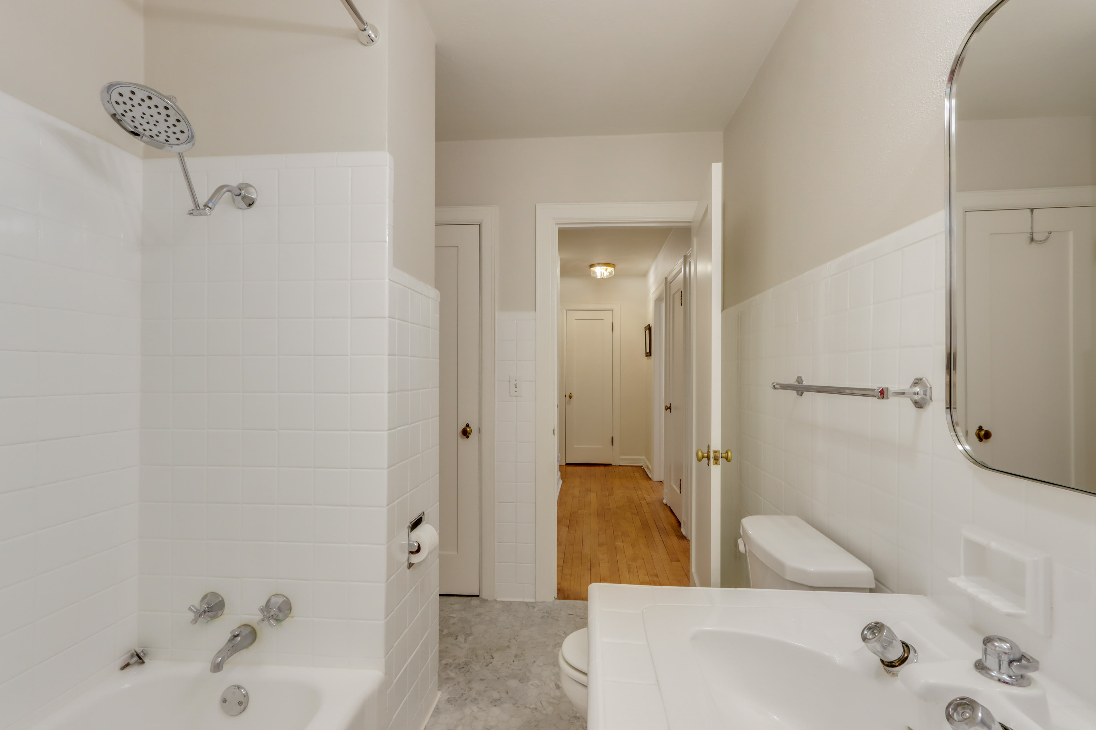 Full Bathroom | Main Level | Towels Provided