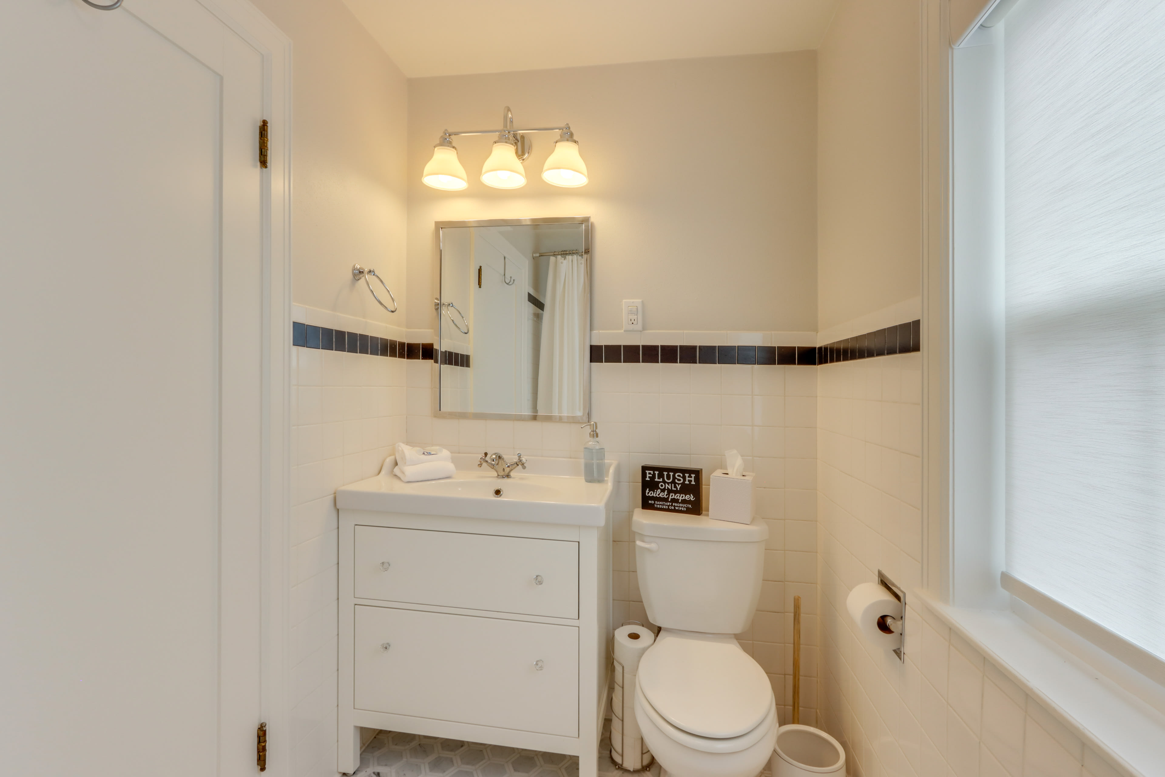 Full Bathroom | Upper Level | Complimentary Toiletries