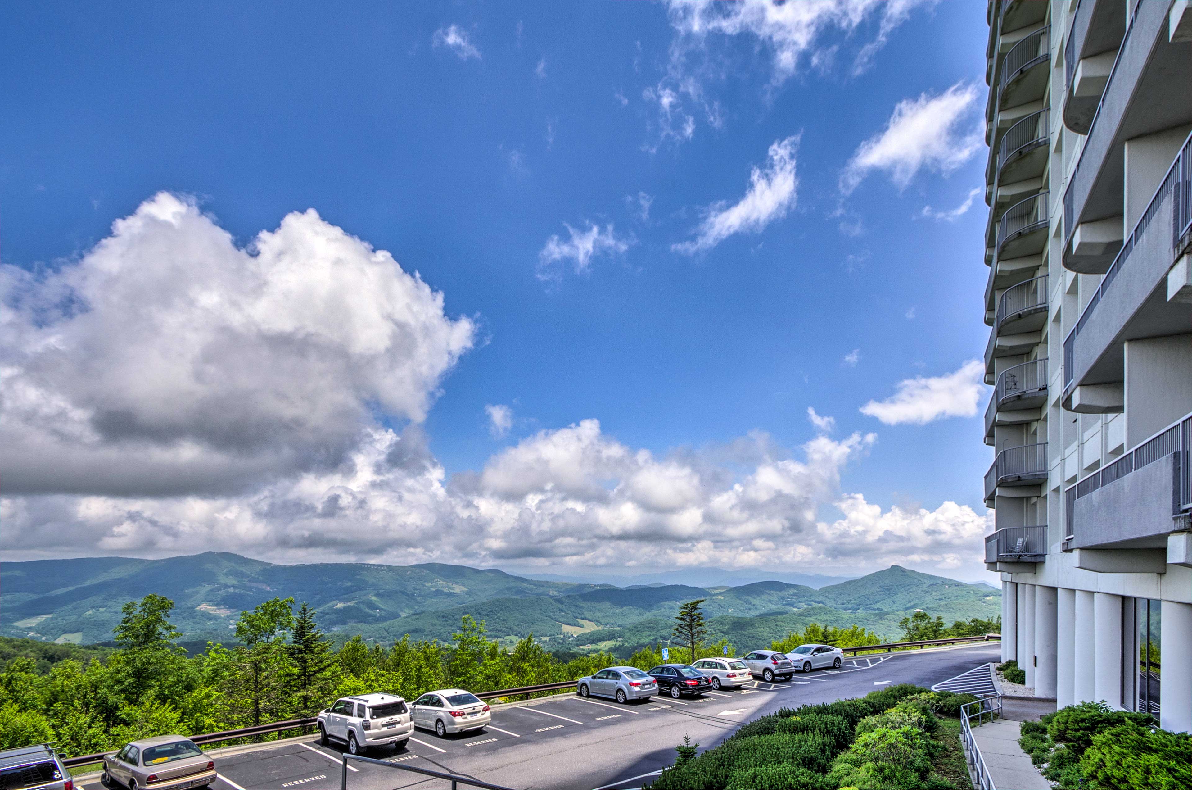 This 2-bed, 2-bath condo boasts a community pool, Jacuzzi, gym & mountain views!