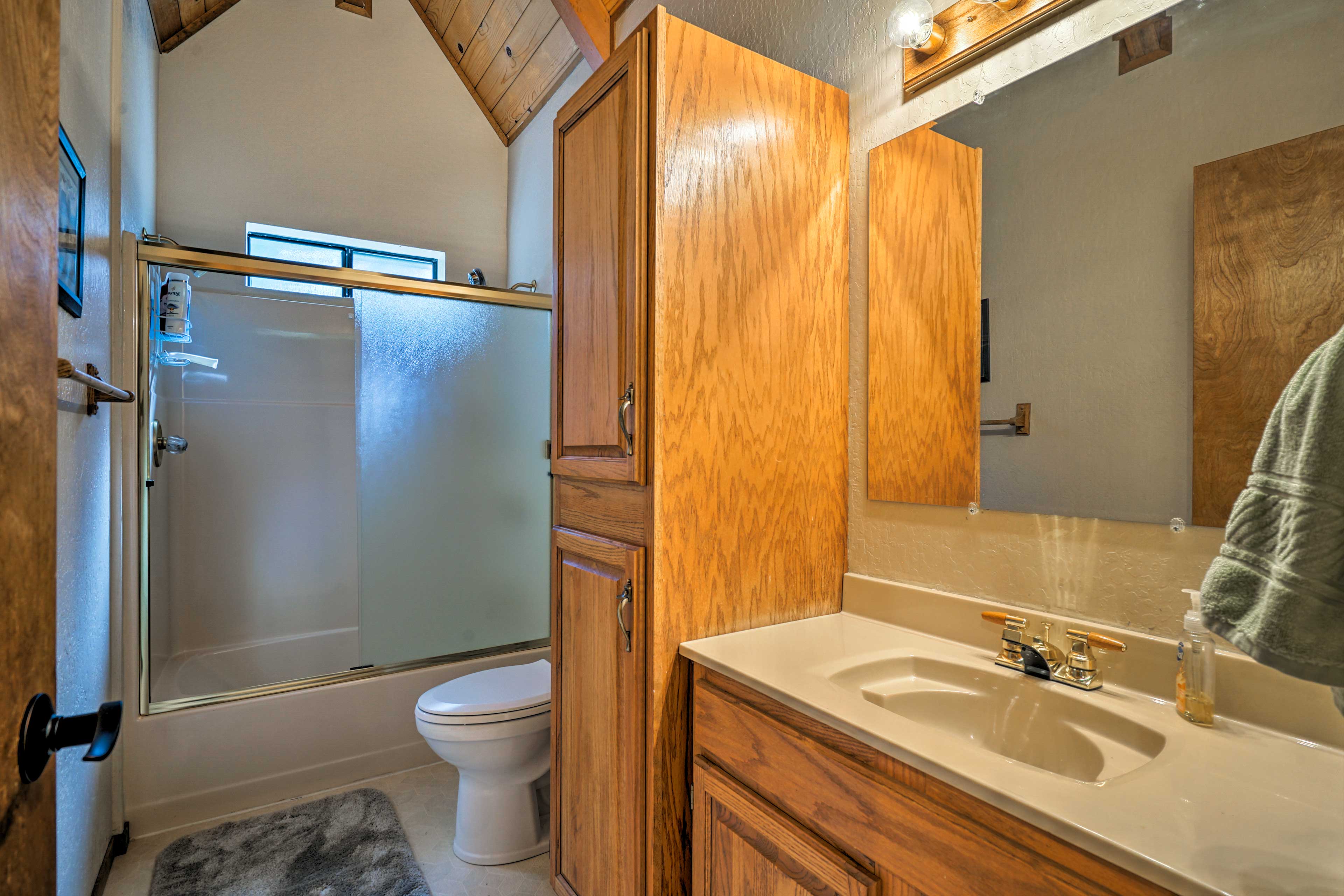 This bedroom also features this lovely en-suite bathroom.