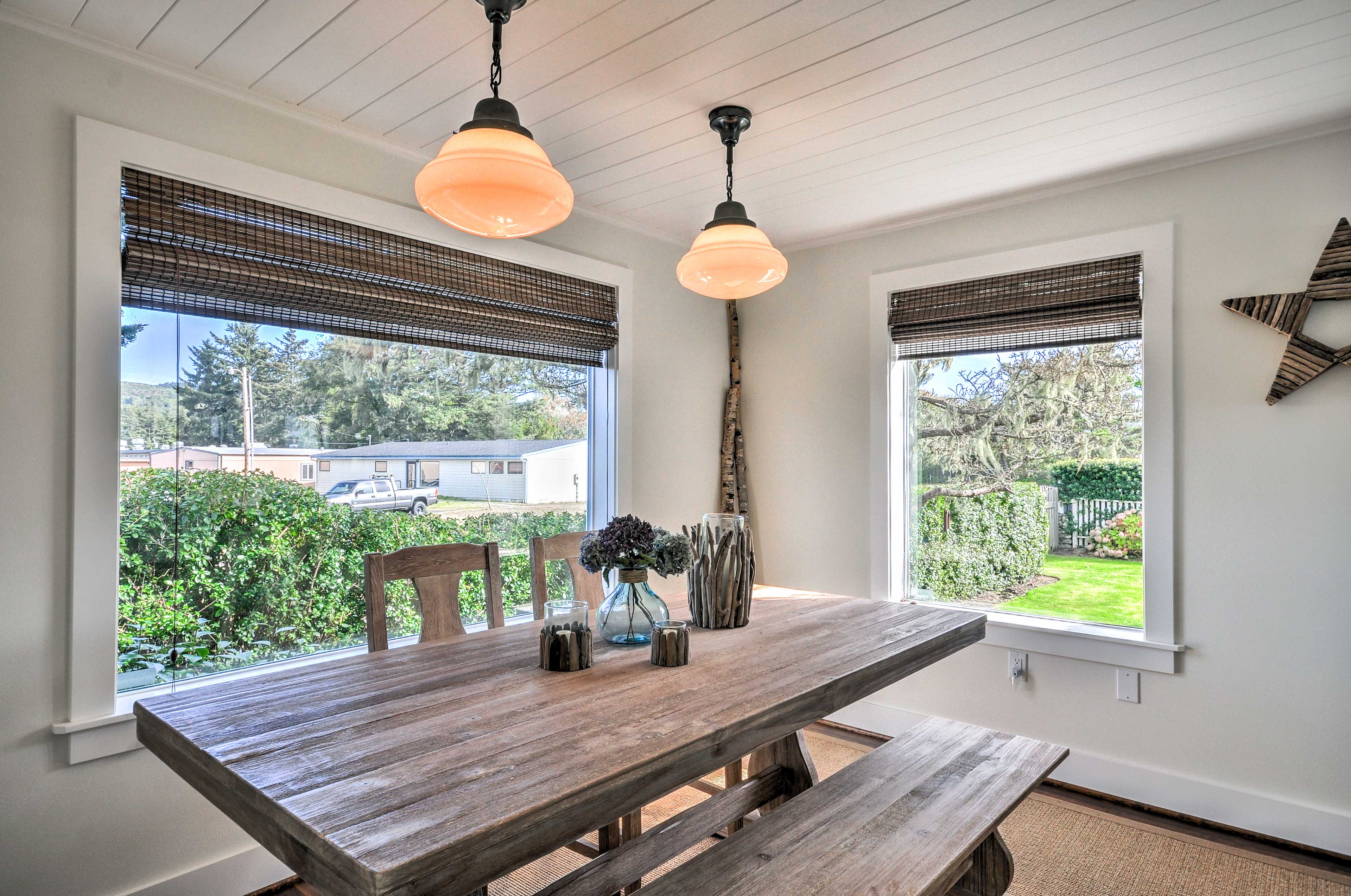 Dining Area | Dishware/Flatware Provided | 1st Floor