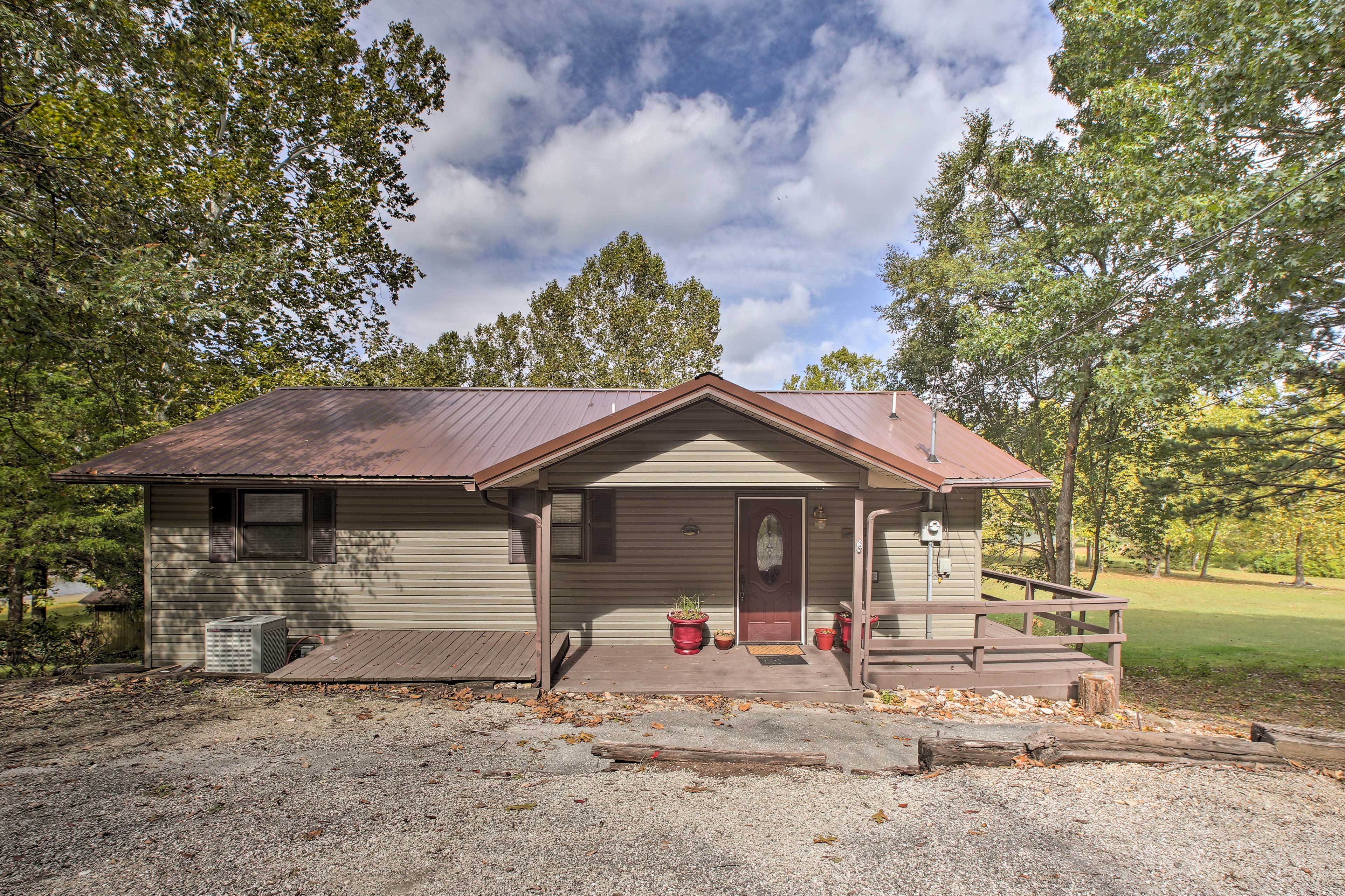 House Exterior | Gravel Driveway (2 Vehicles)