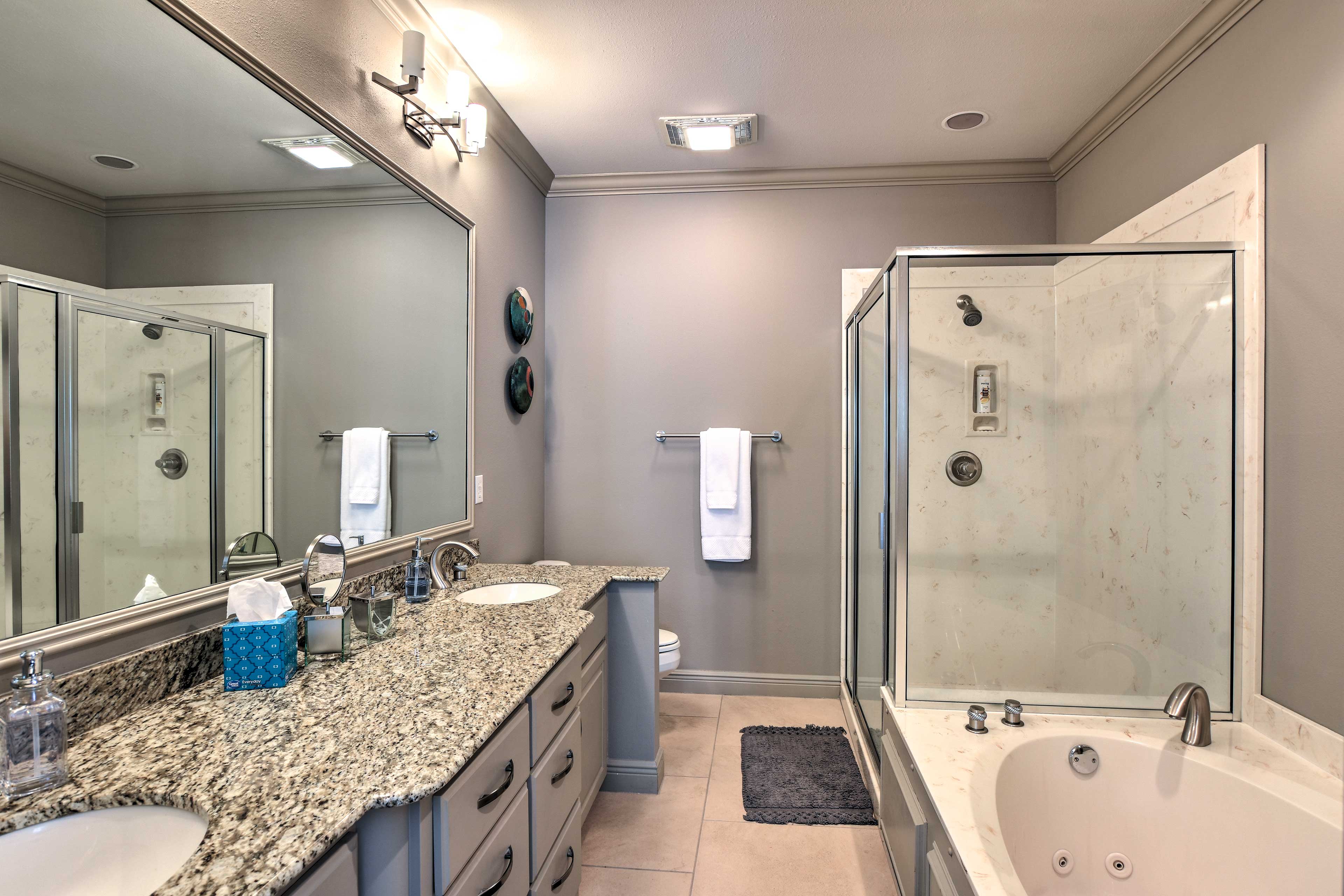 Full Bathroom | Jetted Tub | Towels Provided