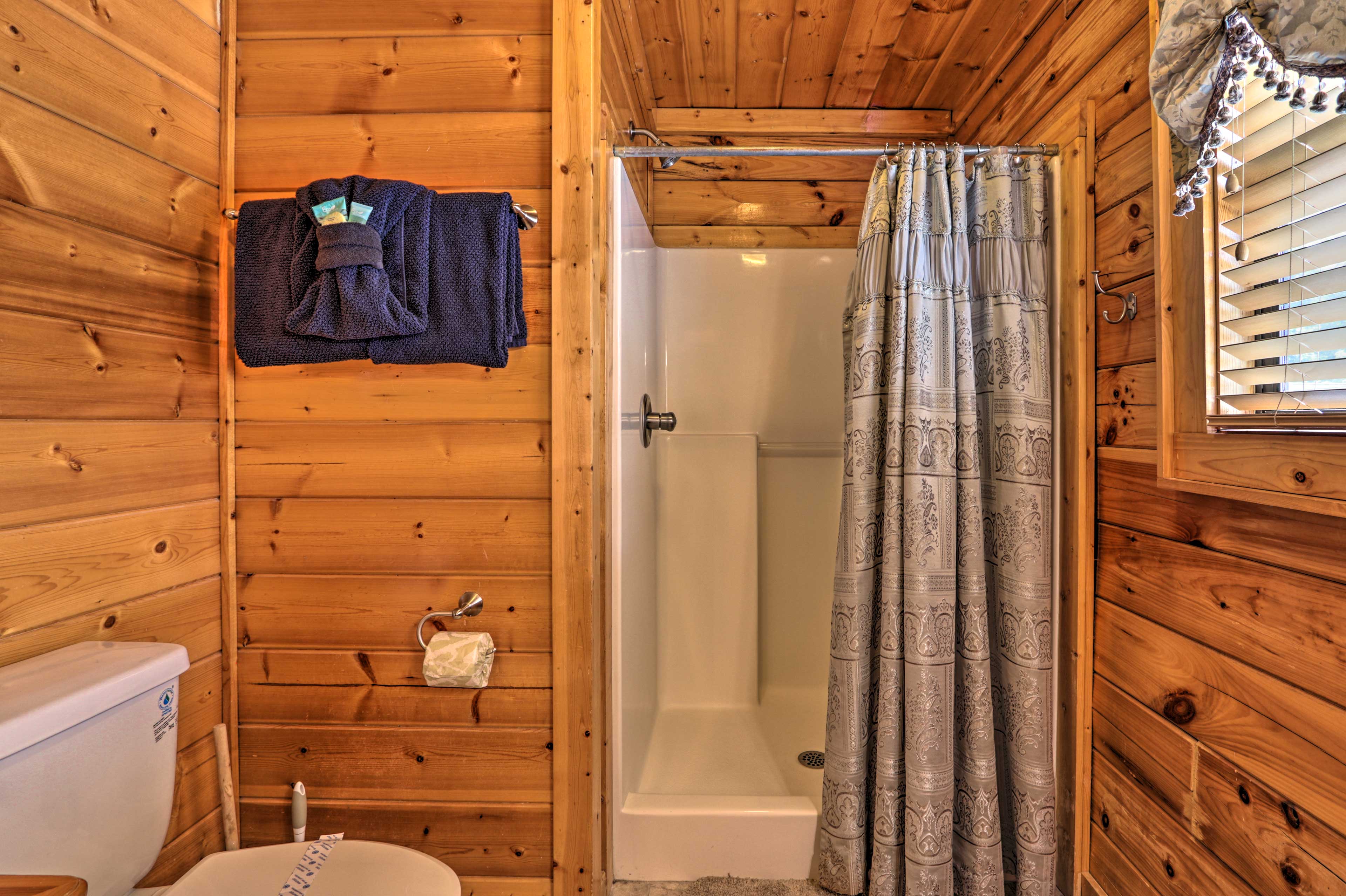 Full Bathroom | Towels Provided | Walk-In Shower