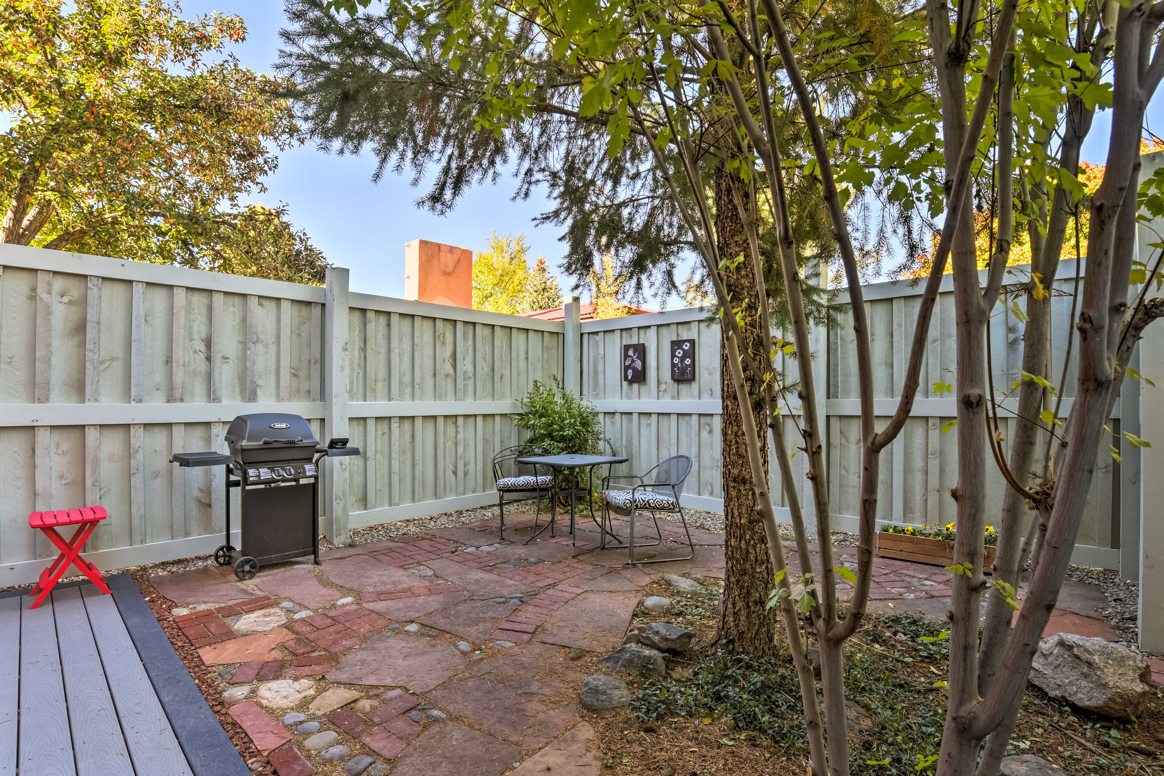 Private Courtyard | Gas Grill | Outdoor Dining