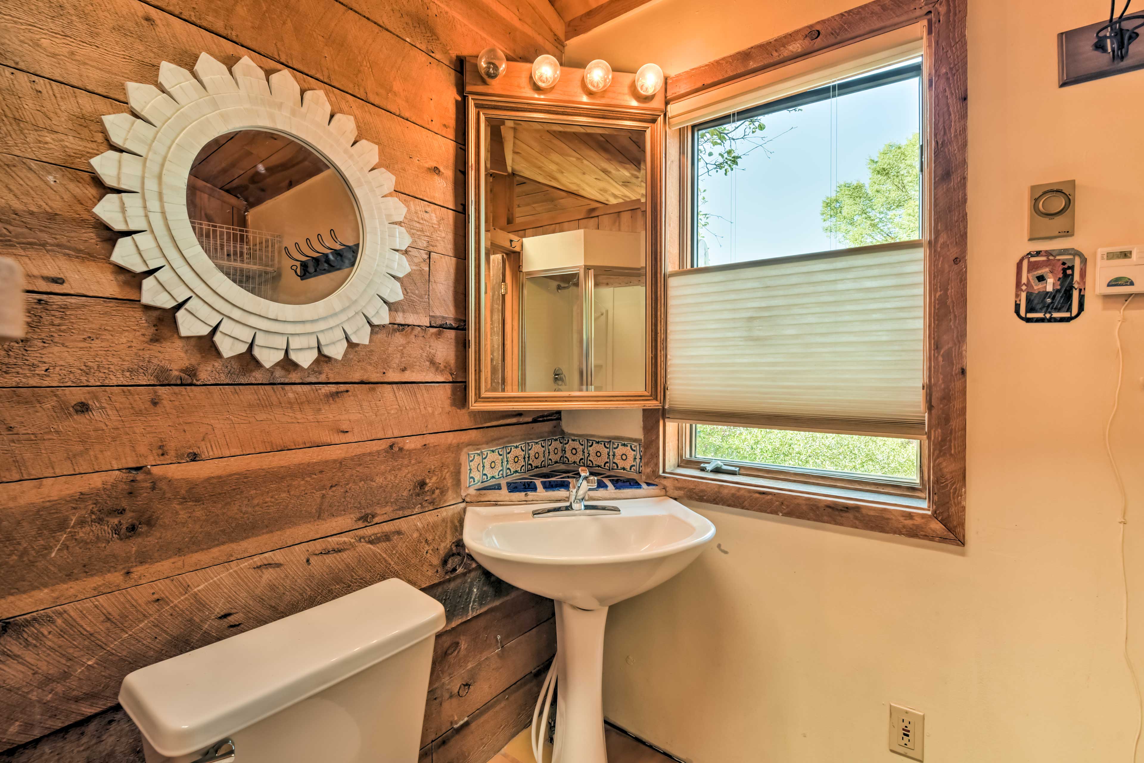 Full Bathroom | Towels Provided