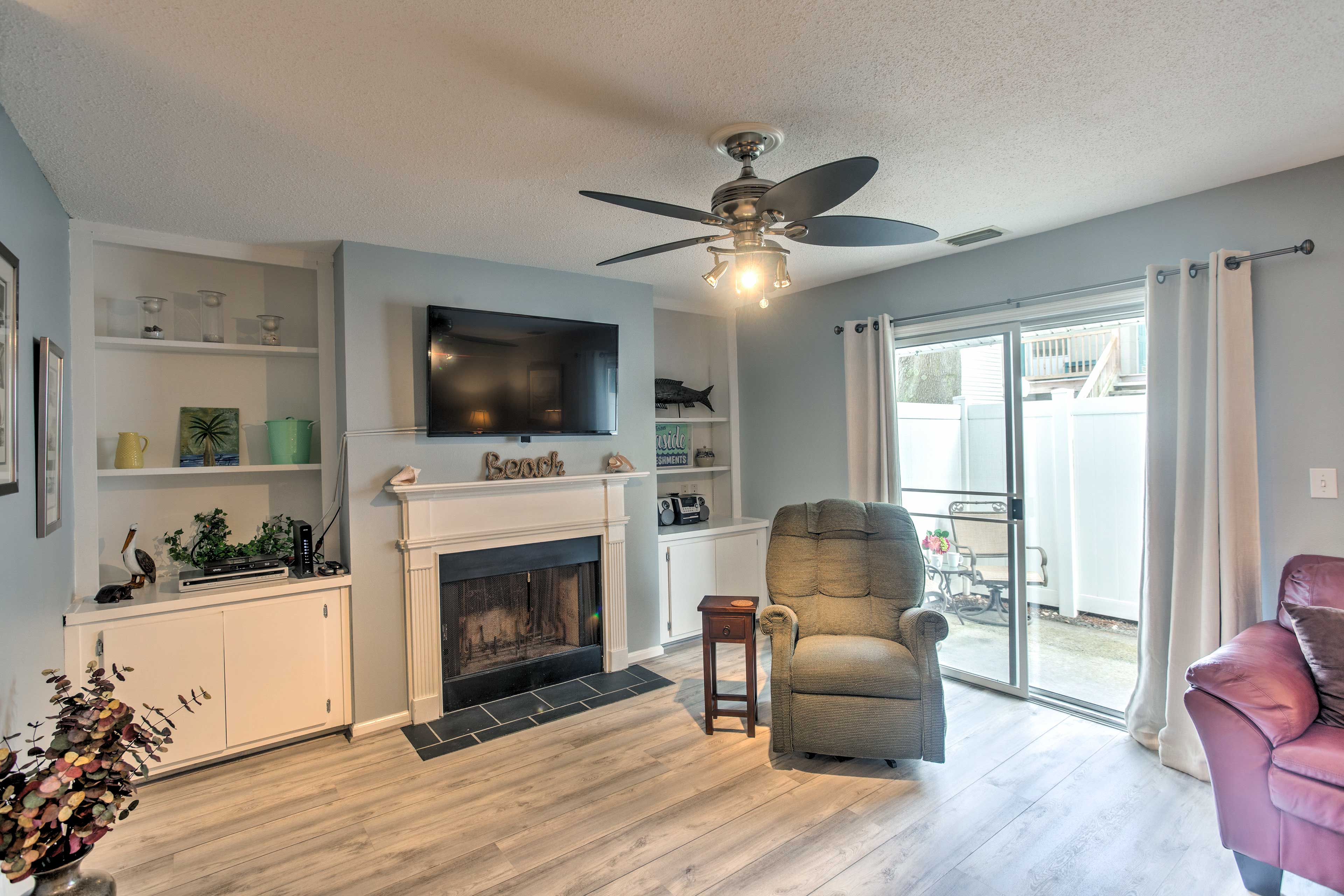 This 1,150-square-foot unit comfortably sleeps 7 and has nautical decor!