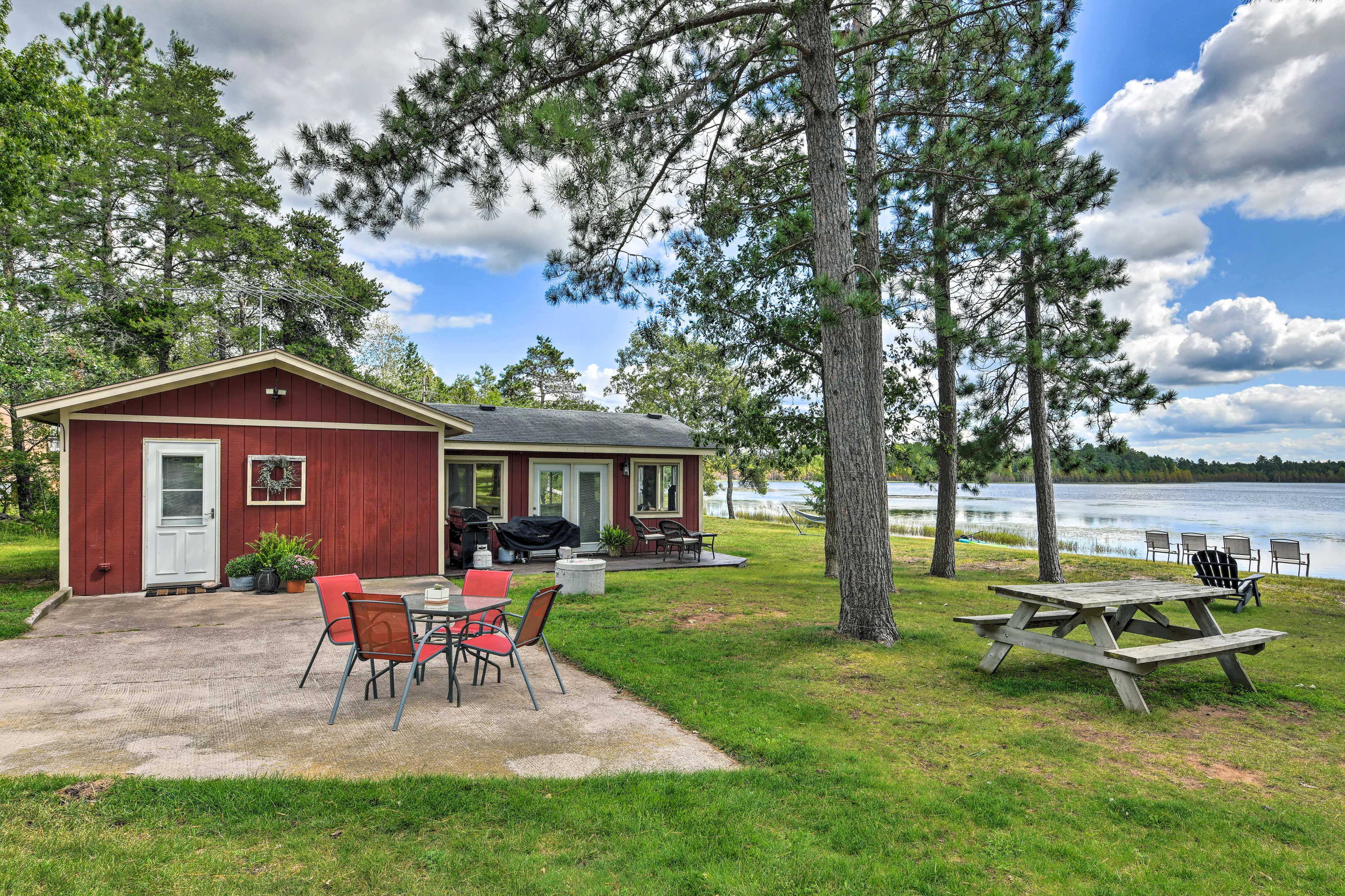 Enjoy an evening al fresco around the patio set or picnic table.