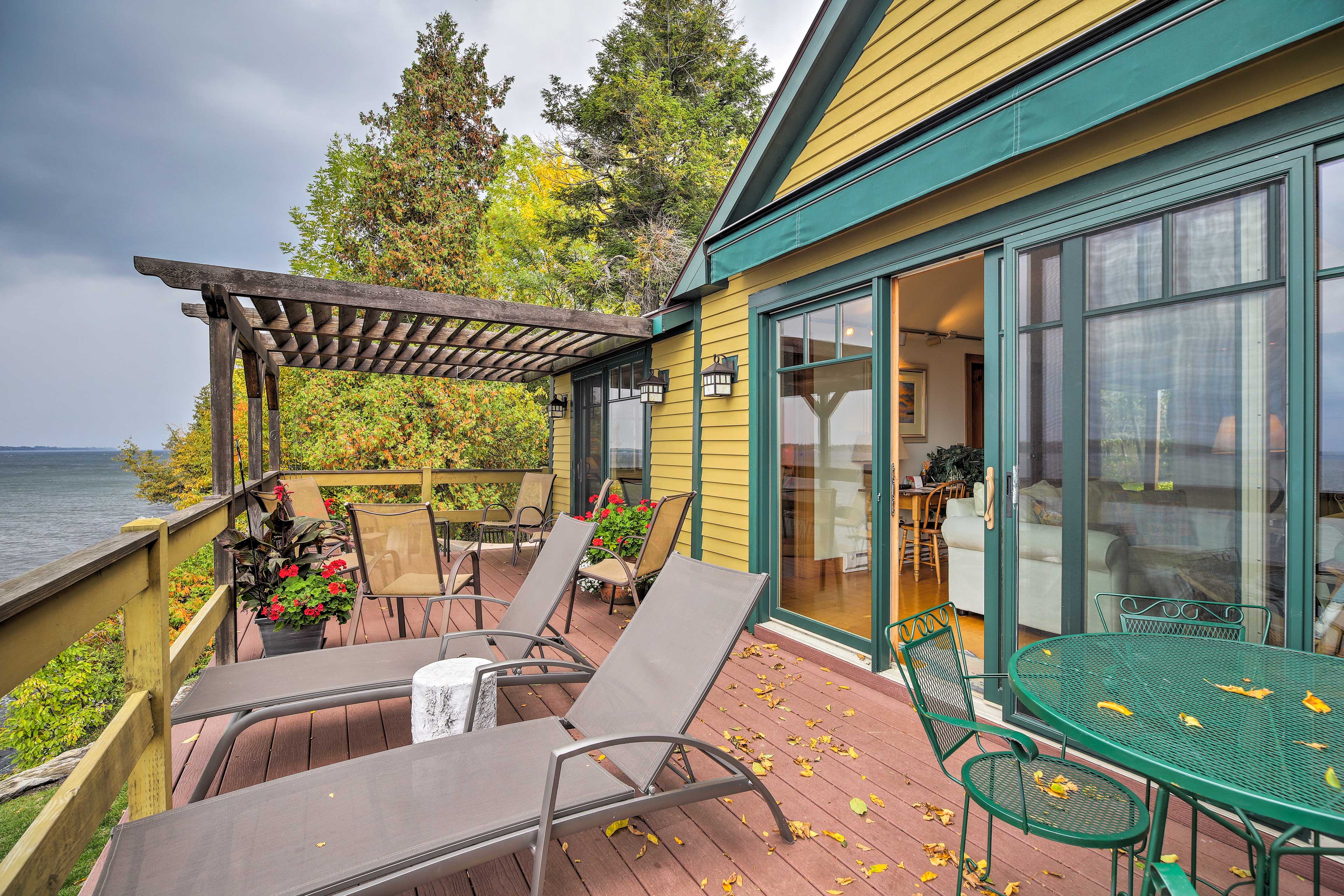 Private Deck w/ Stunning Views