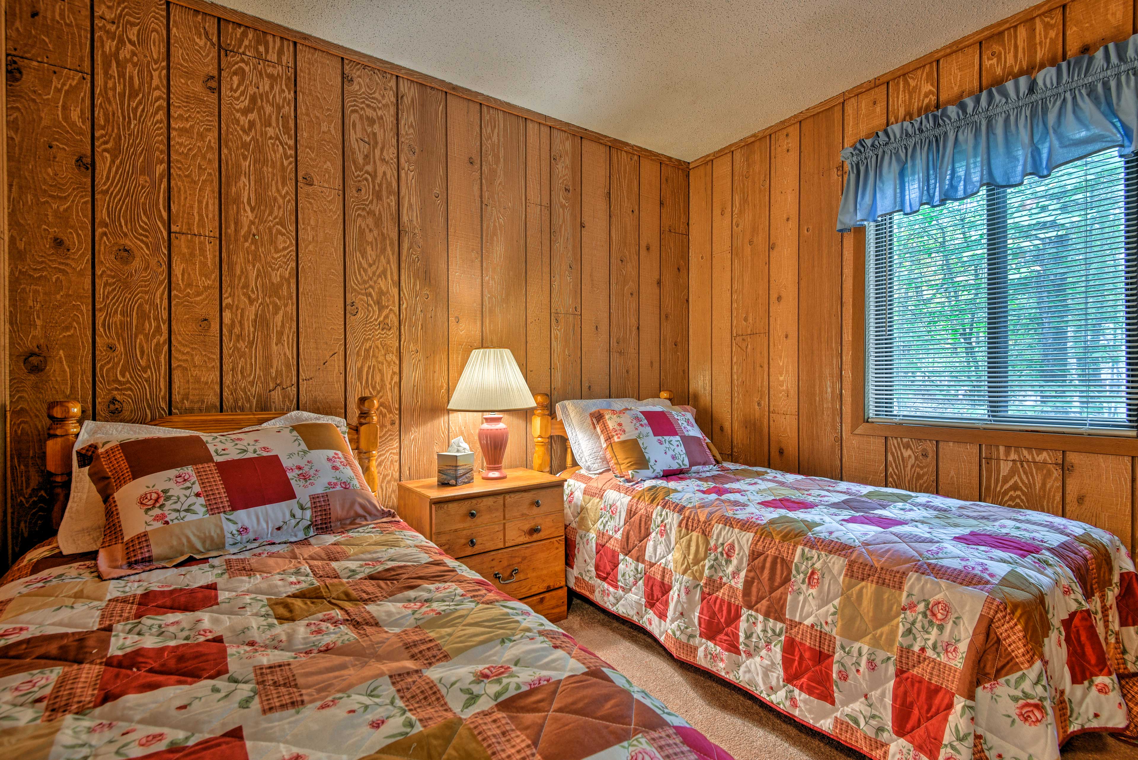 Snooze side by side in the cabin's endearing third bedroom.