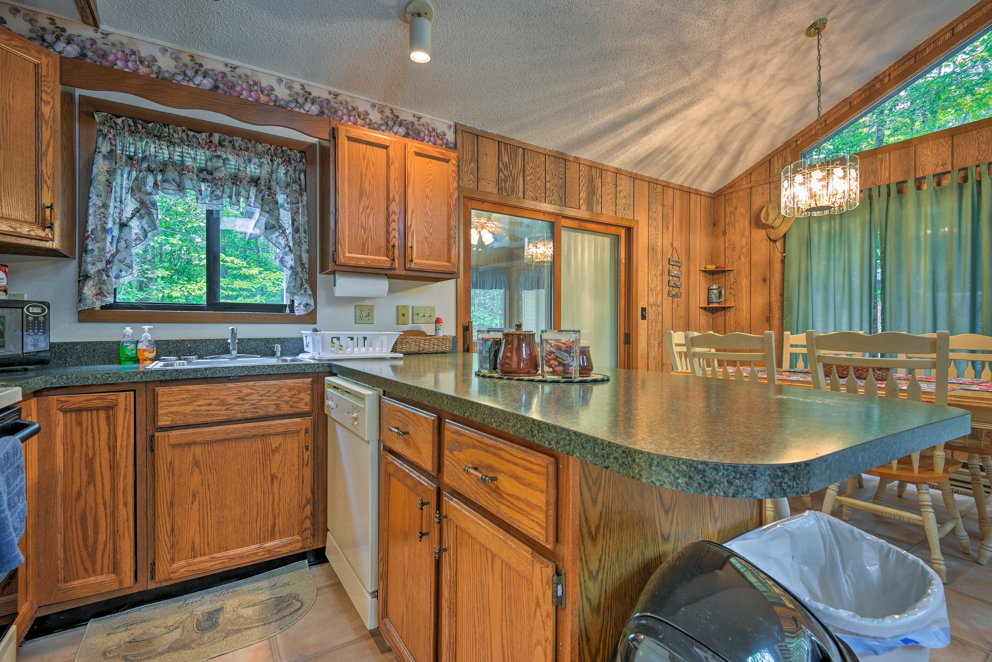 You'll find everything you need in this fully equipped kitchen.