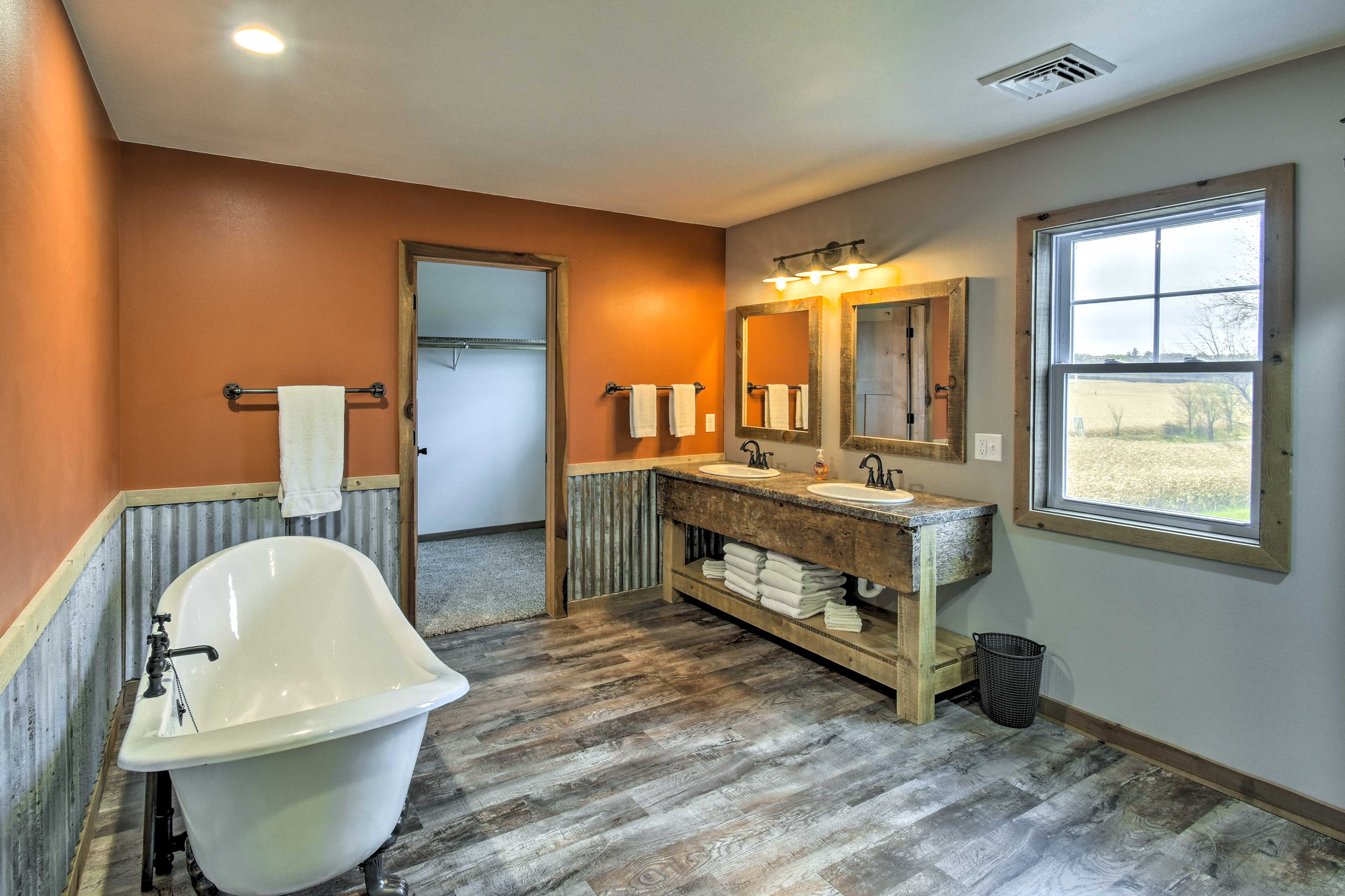 En-Suite Bathroom | Towels & Linens Provided