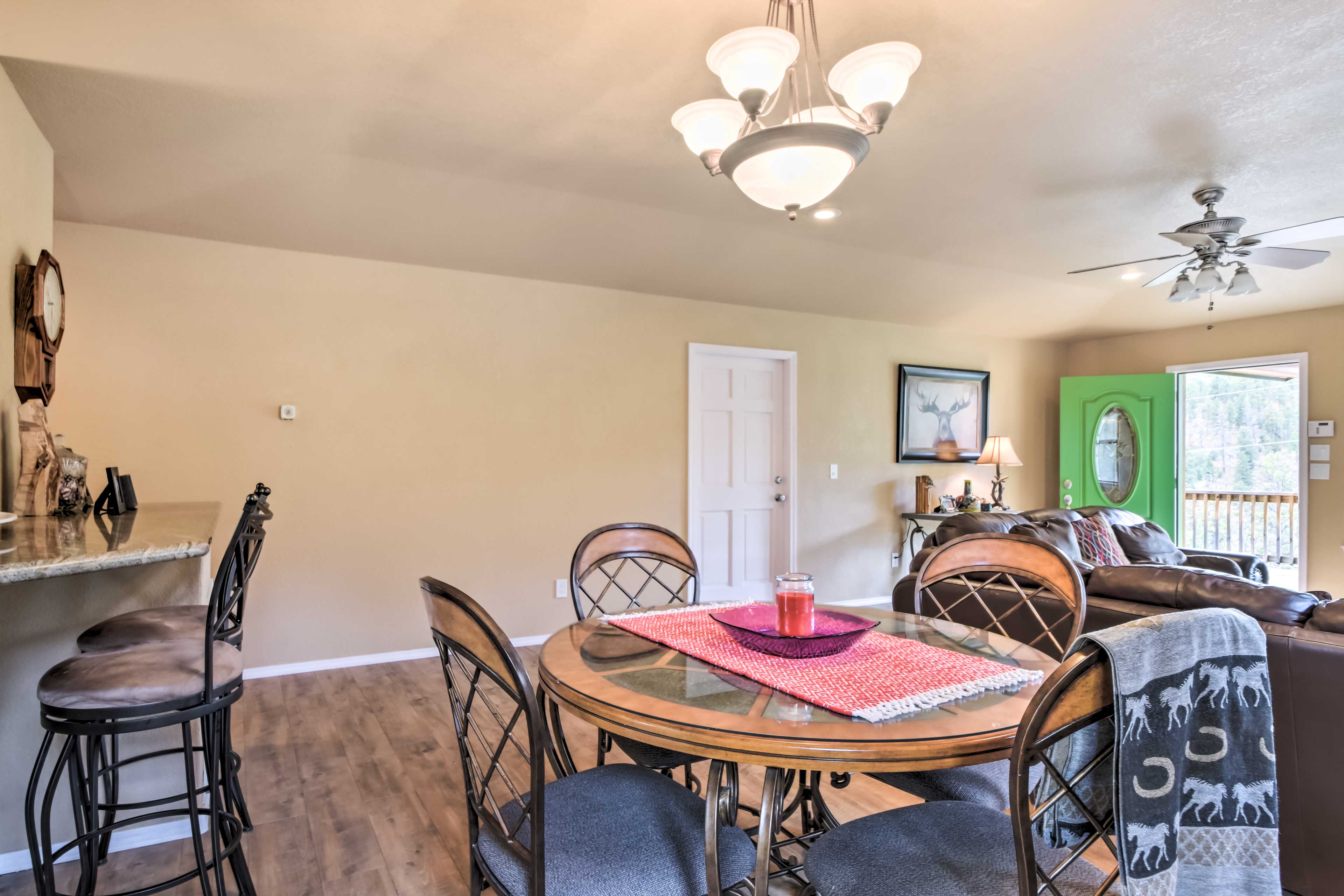 Dining Area | Dishes & Flatware Provided