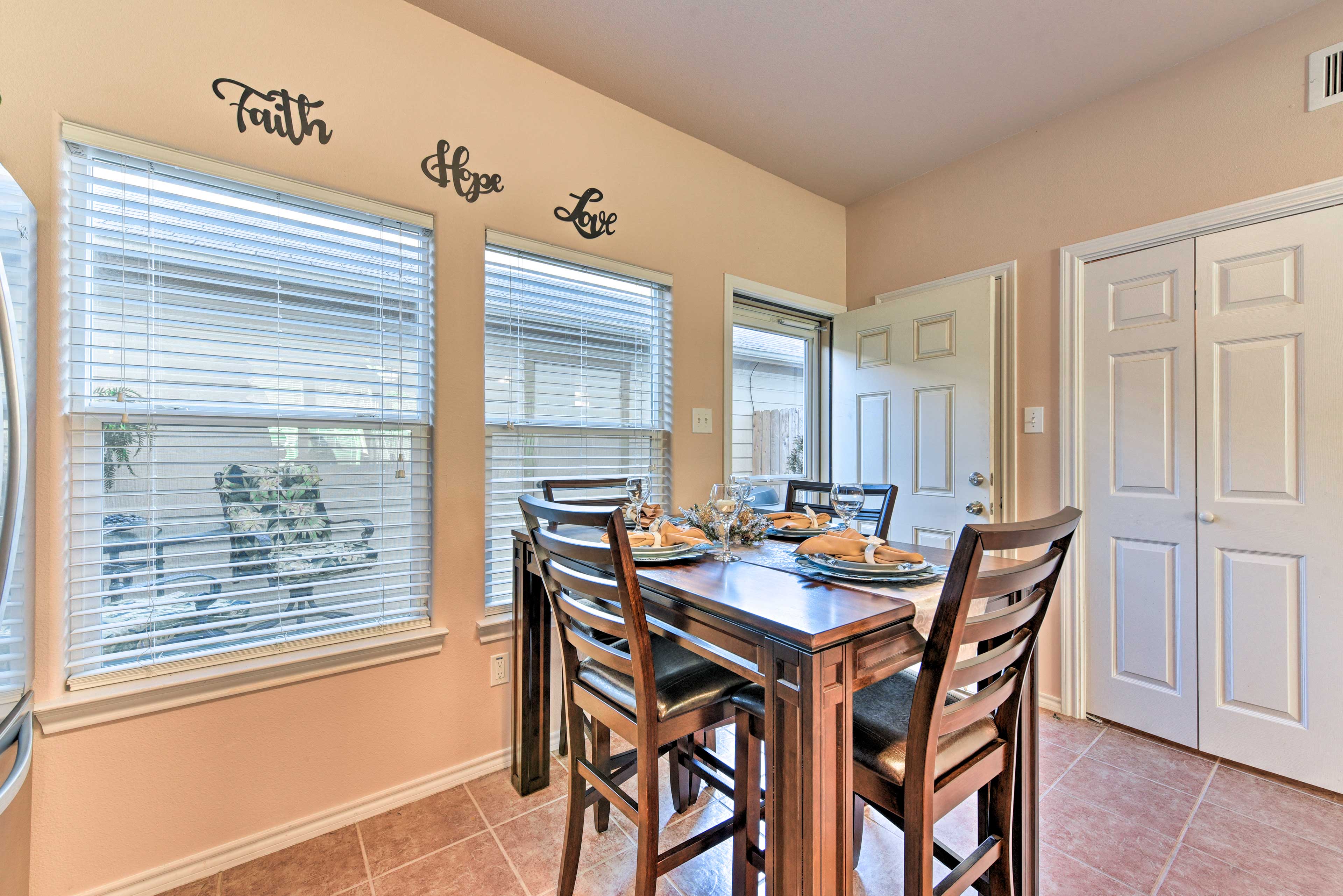 Dining Area | Dishware/Flatware Provided