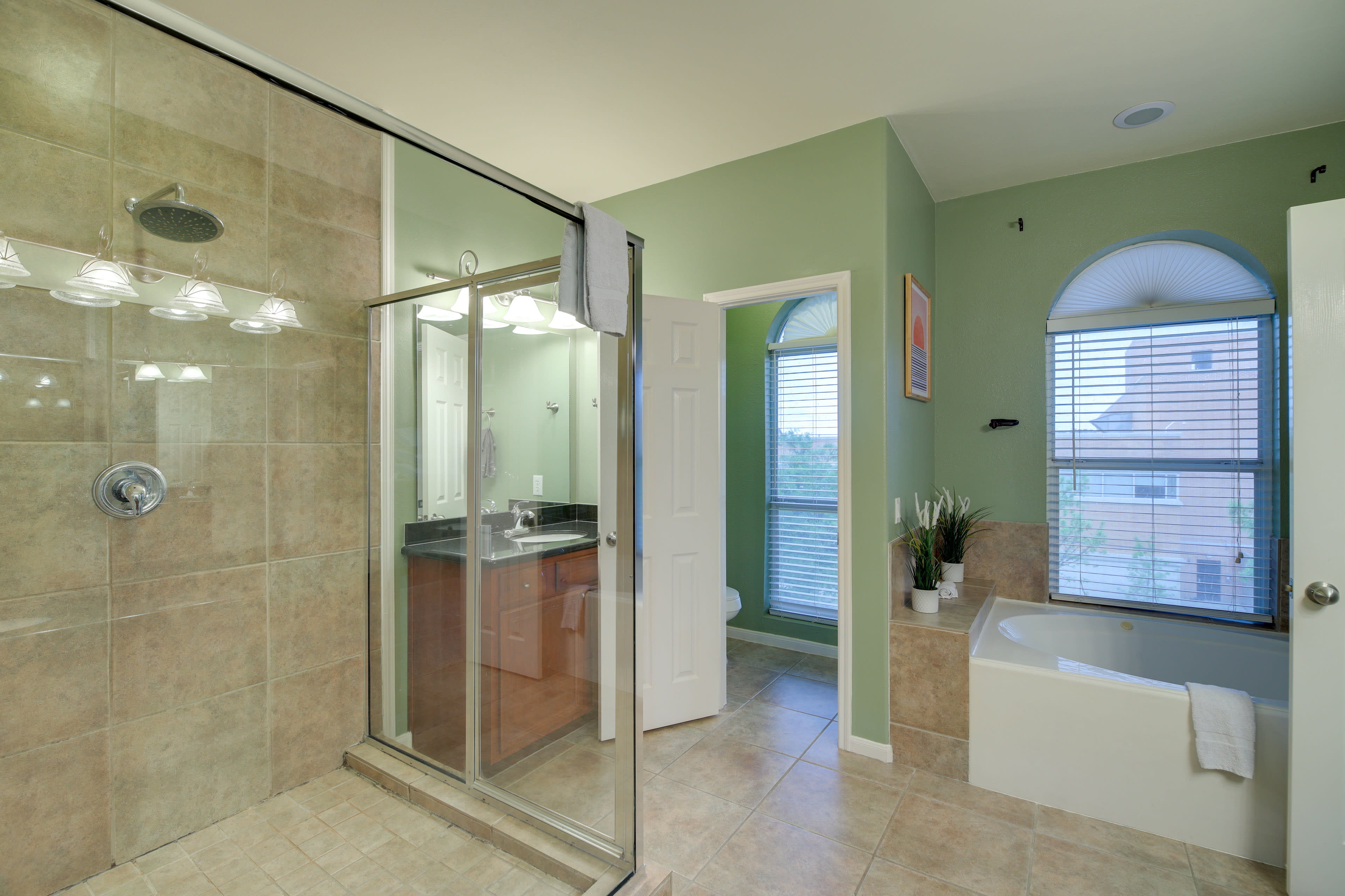 En-Suite Bathroom | Jetted Bathtub | Walk-In Shower