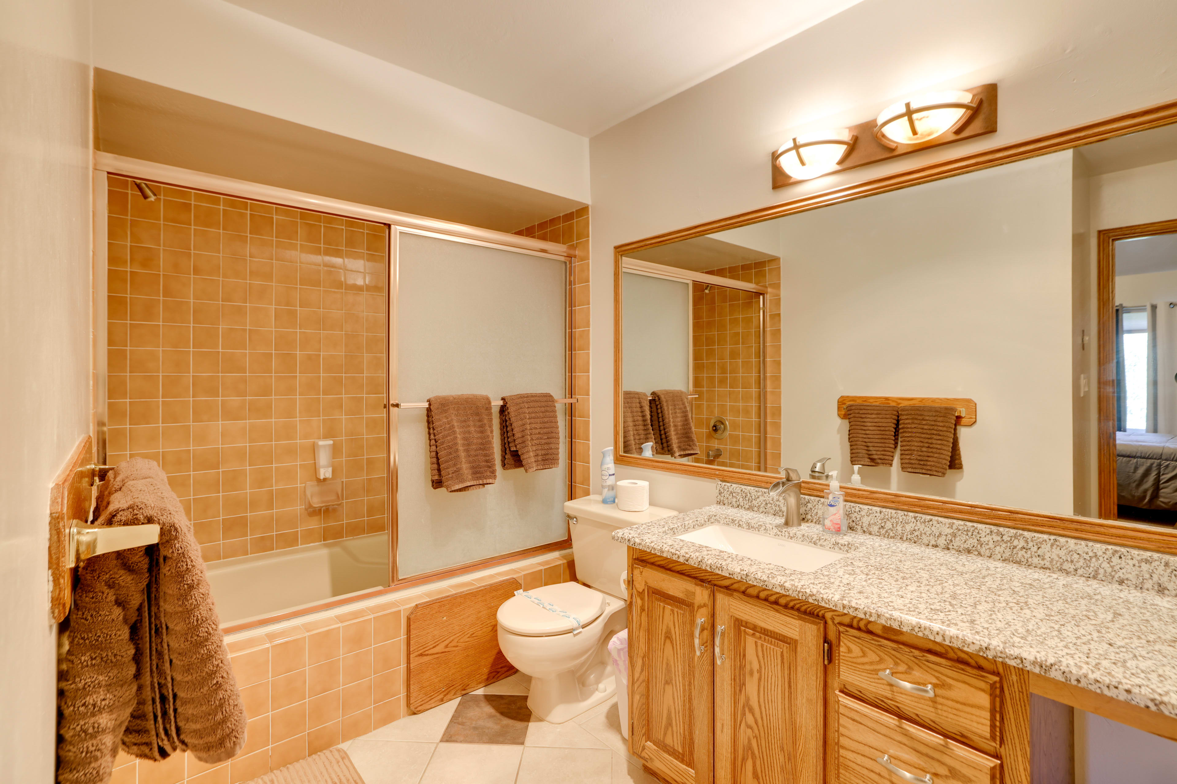 Full Bathroom | Complimentary Toiletries