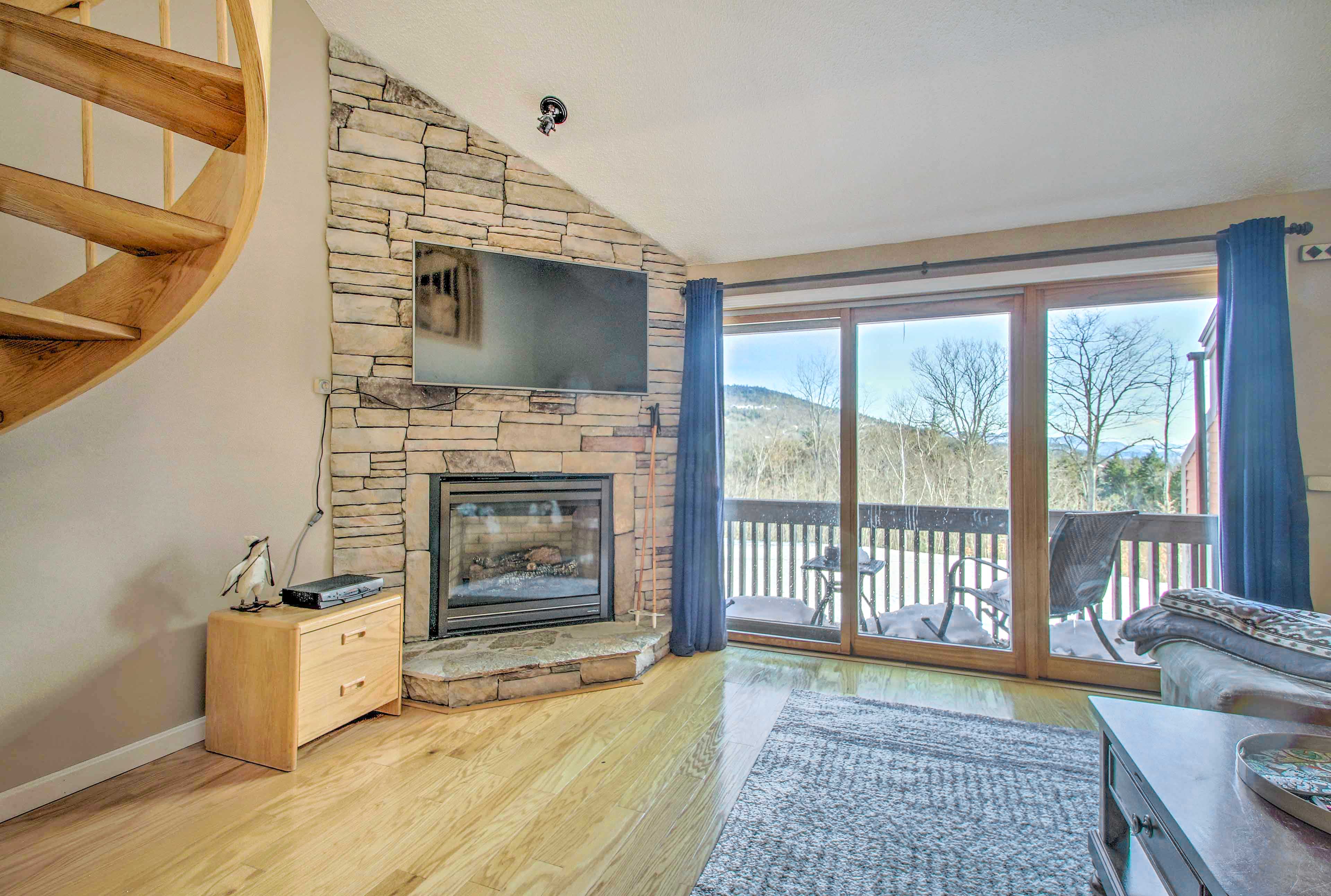 Living Room | Gas Fireplace | Free WiFi