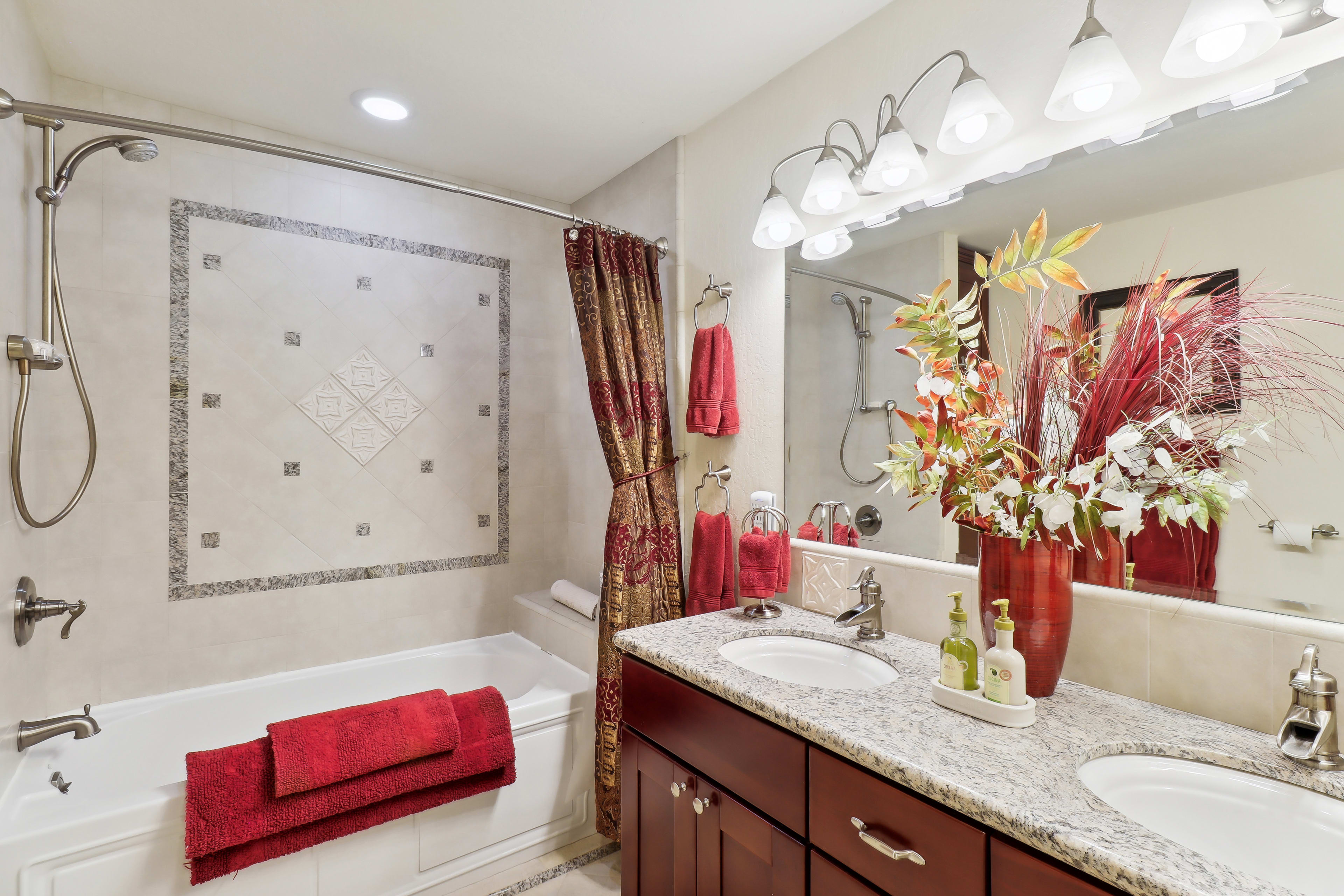 En-Suite Bathroom | Complimentary Toiletries | Towels & Linens Provided