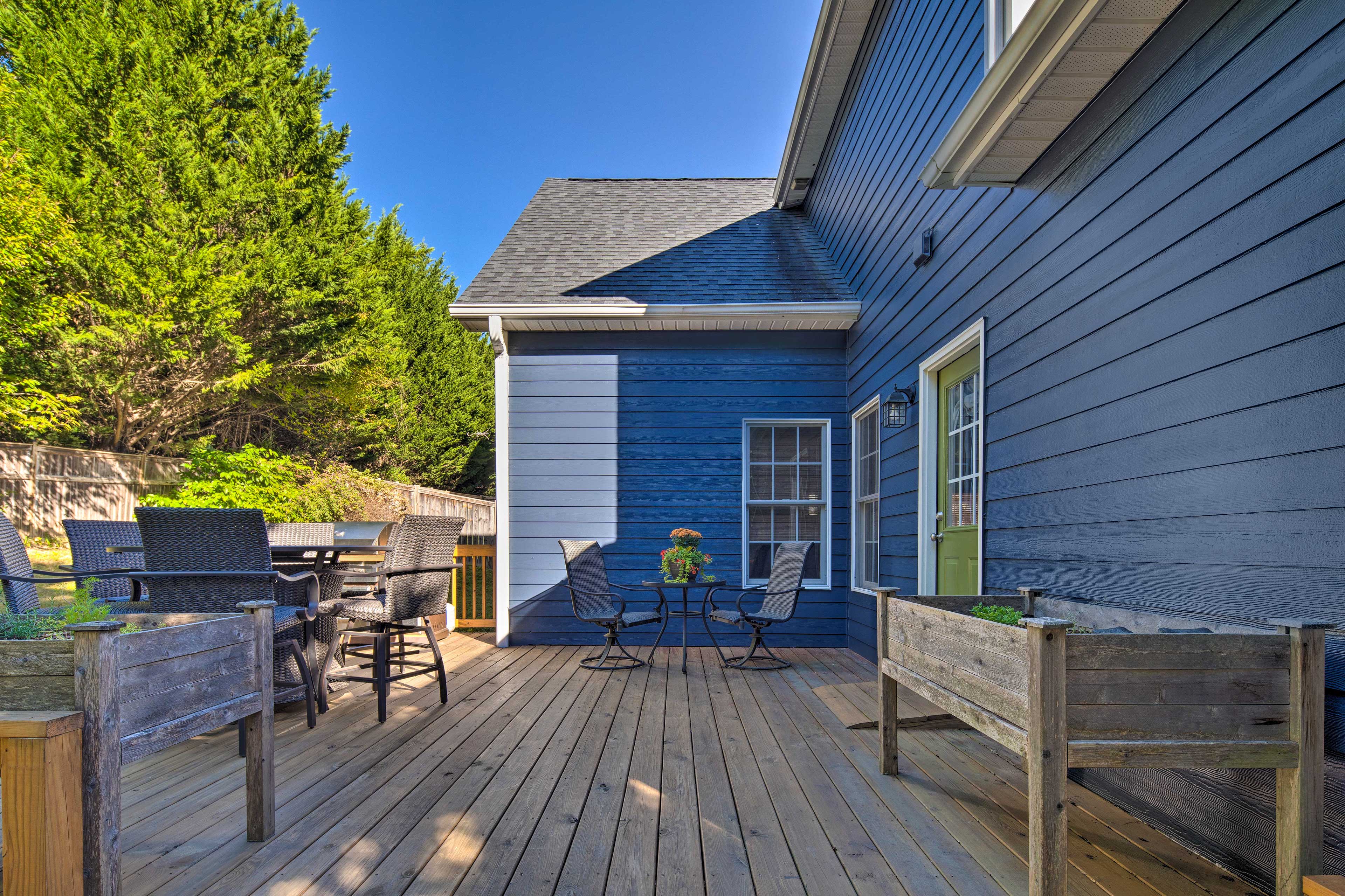 Back Deck | Outdoor Dining | Gas Grill | Fire Pit