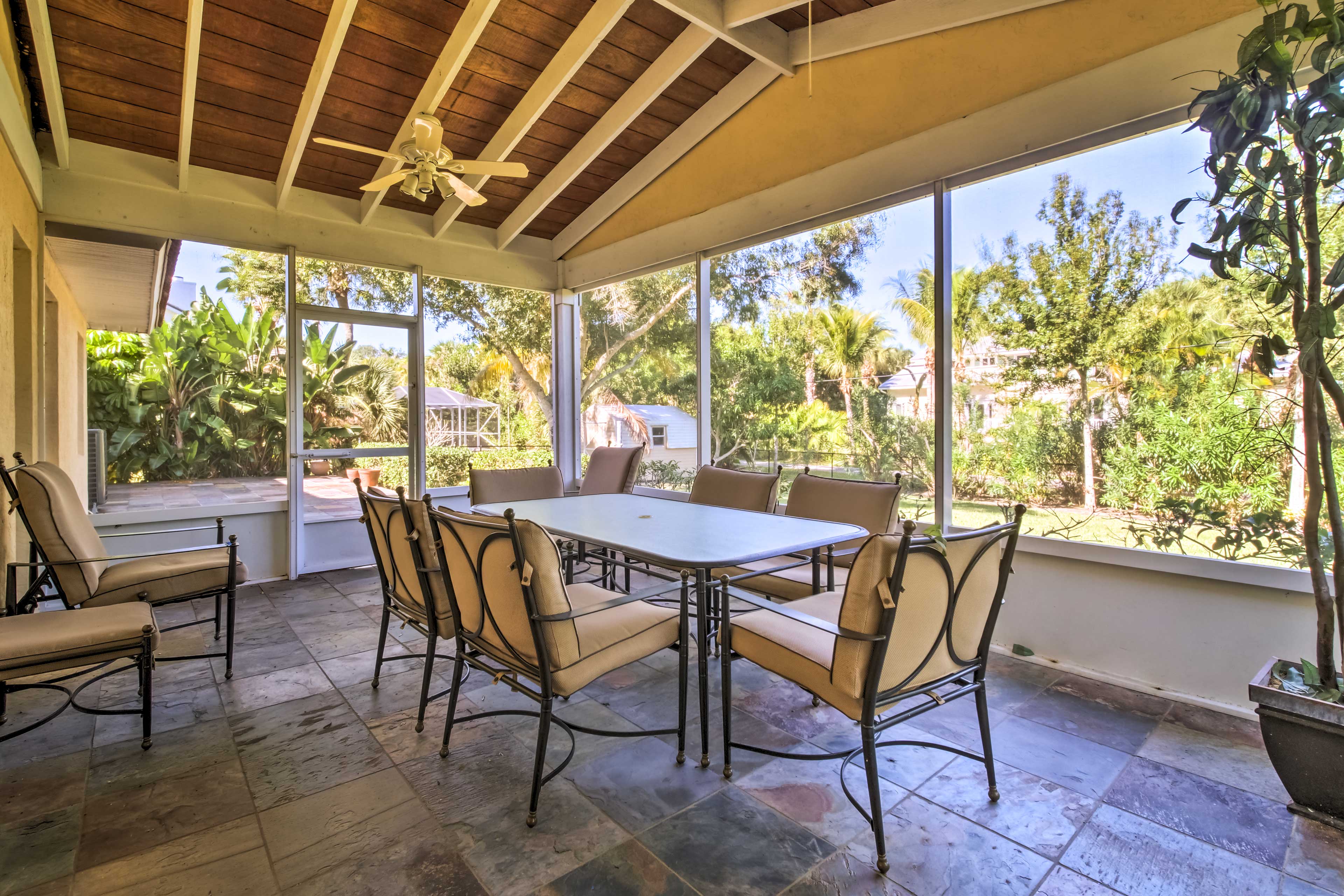 Lanai | Outdoor Dining