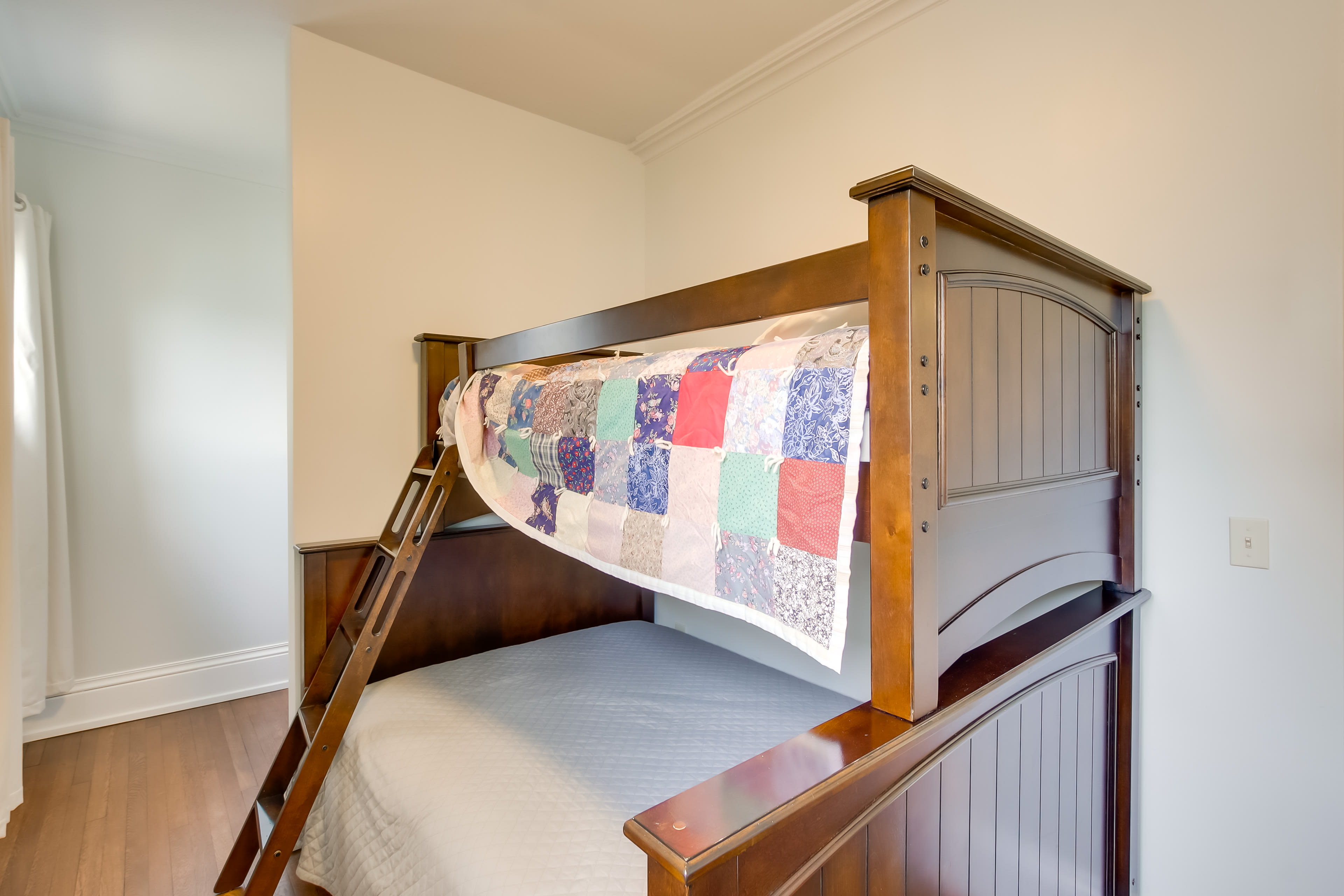 Bedroom 3 | Twin/Full Bunk Bed