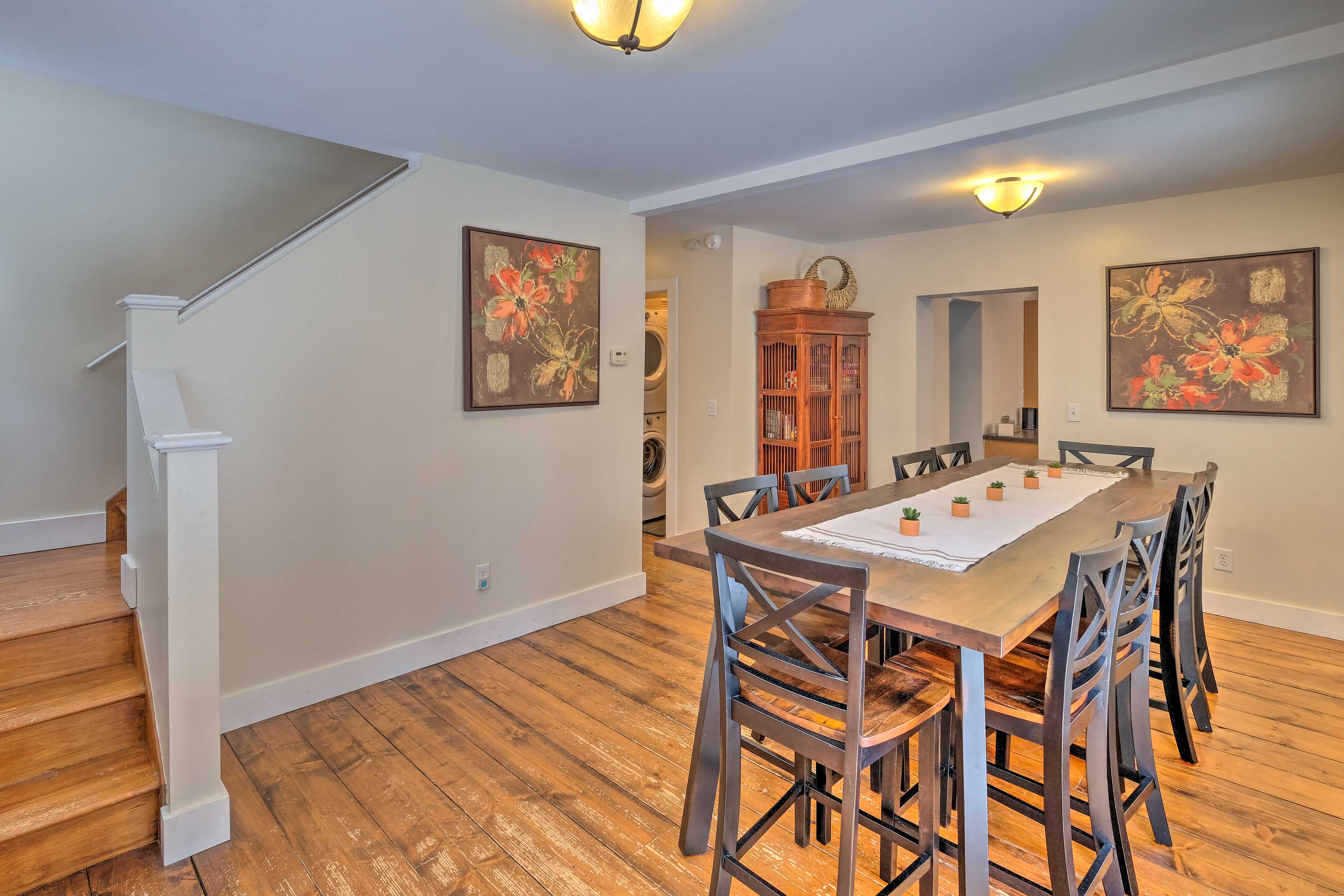 Dining Area | Dishware & Flatware Provided