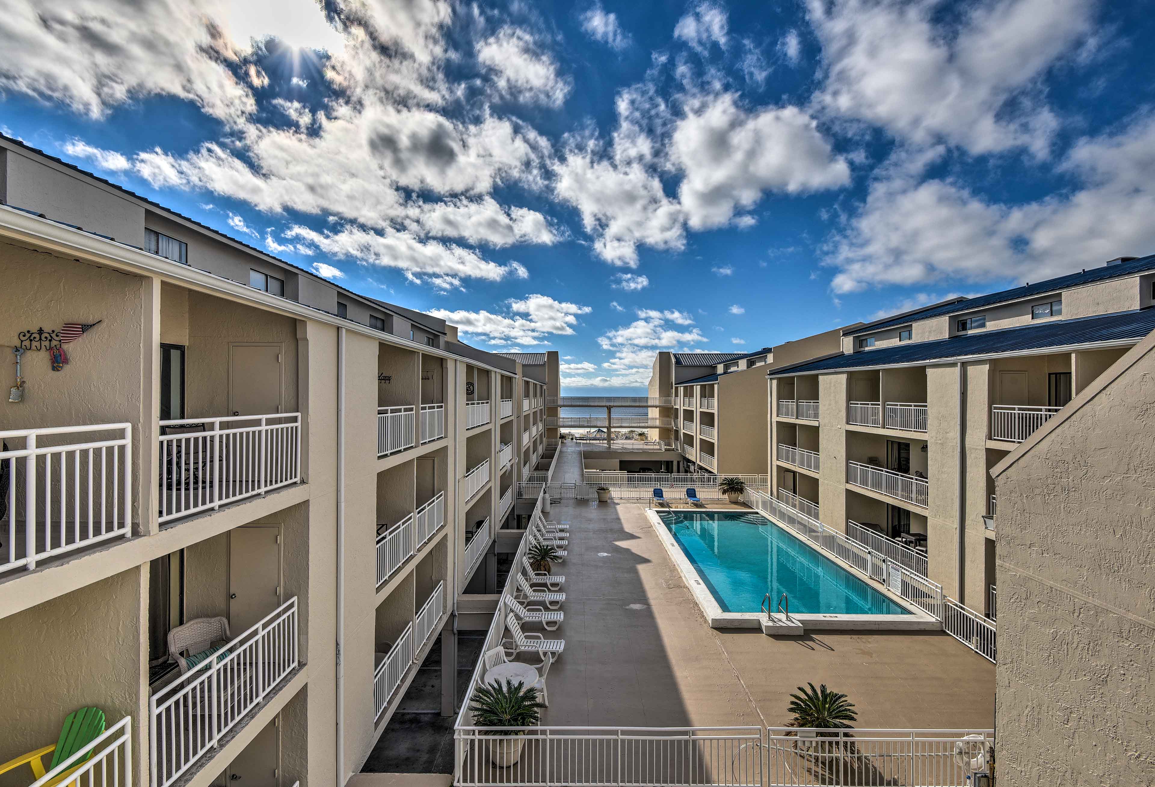 Community Amenities | Outdoor Lap Pool