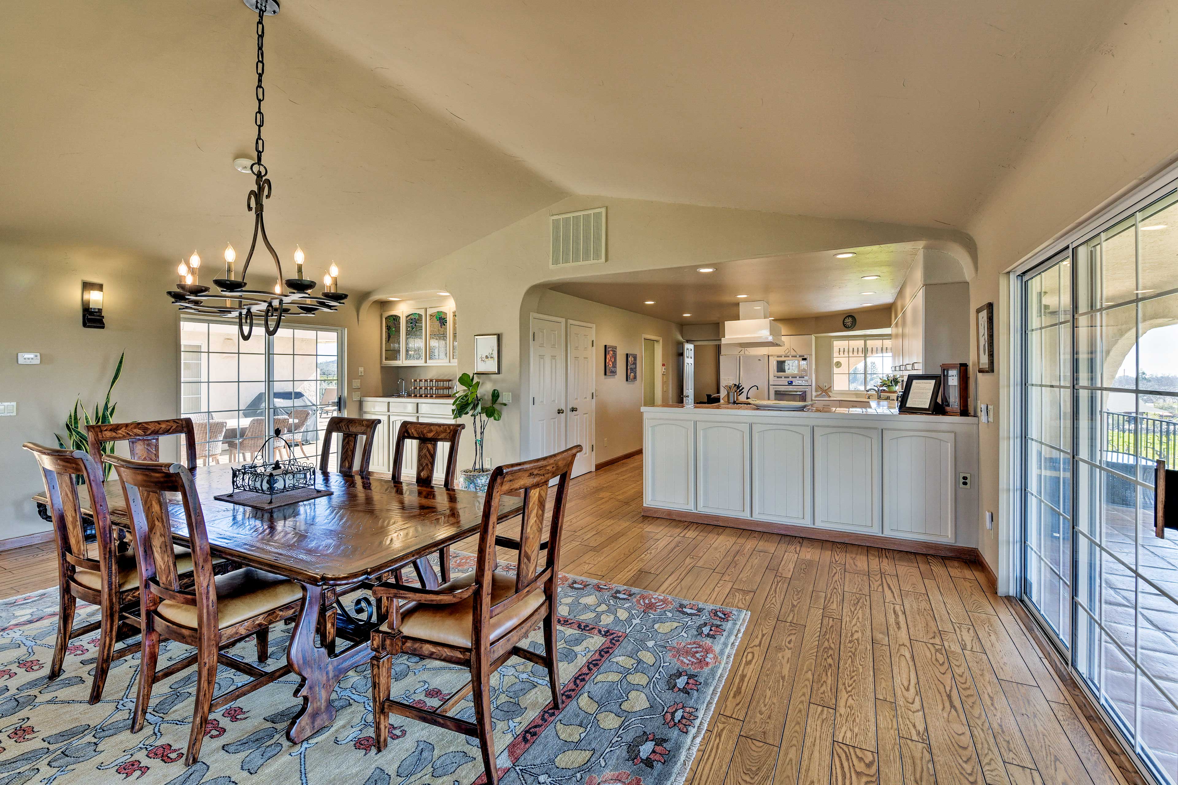 Dining Area | Dishware/Flatware Provided