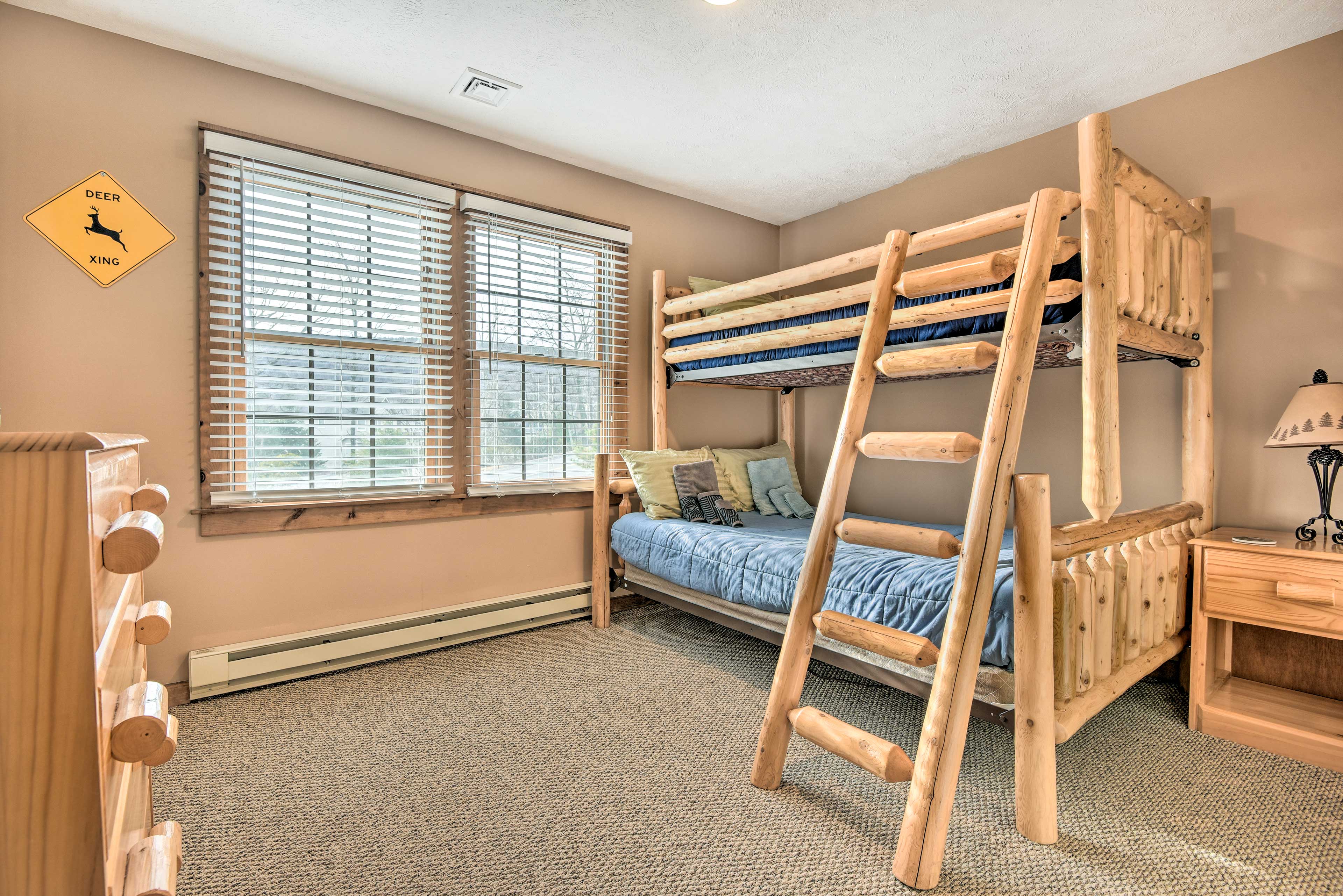 Bedroom 3 | Twin/Full Bunk Bed