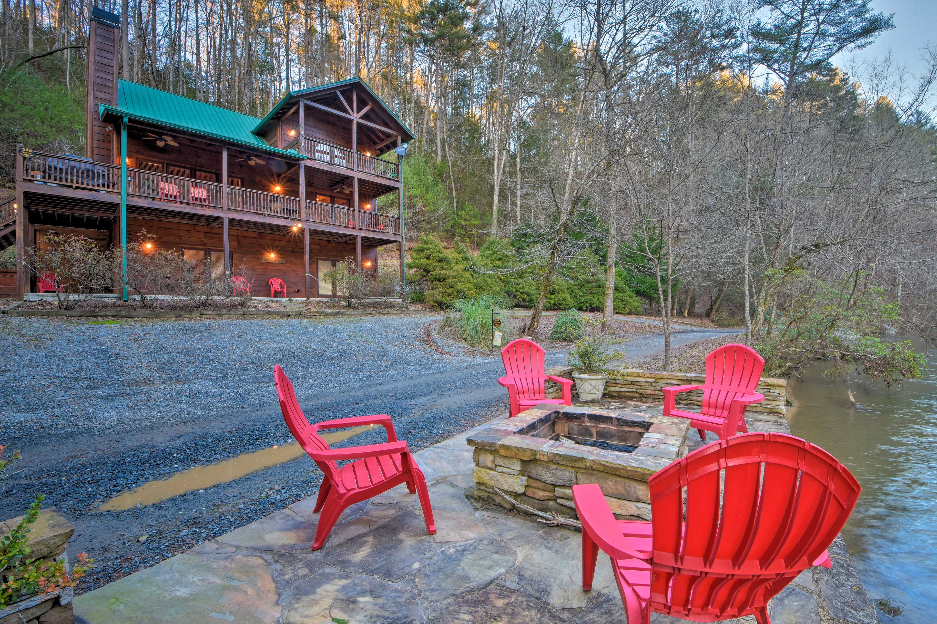 Patio w/ Fire Pit