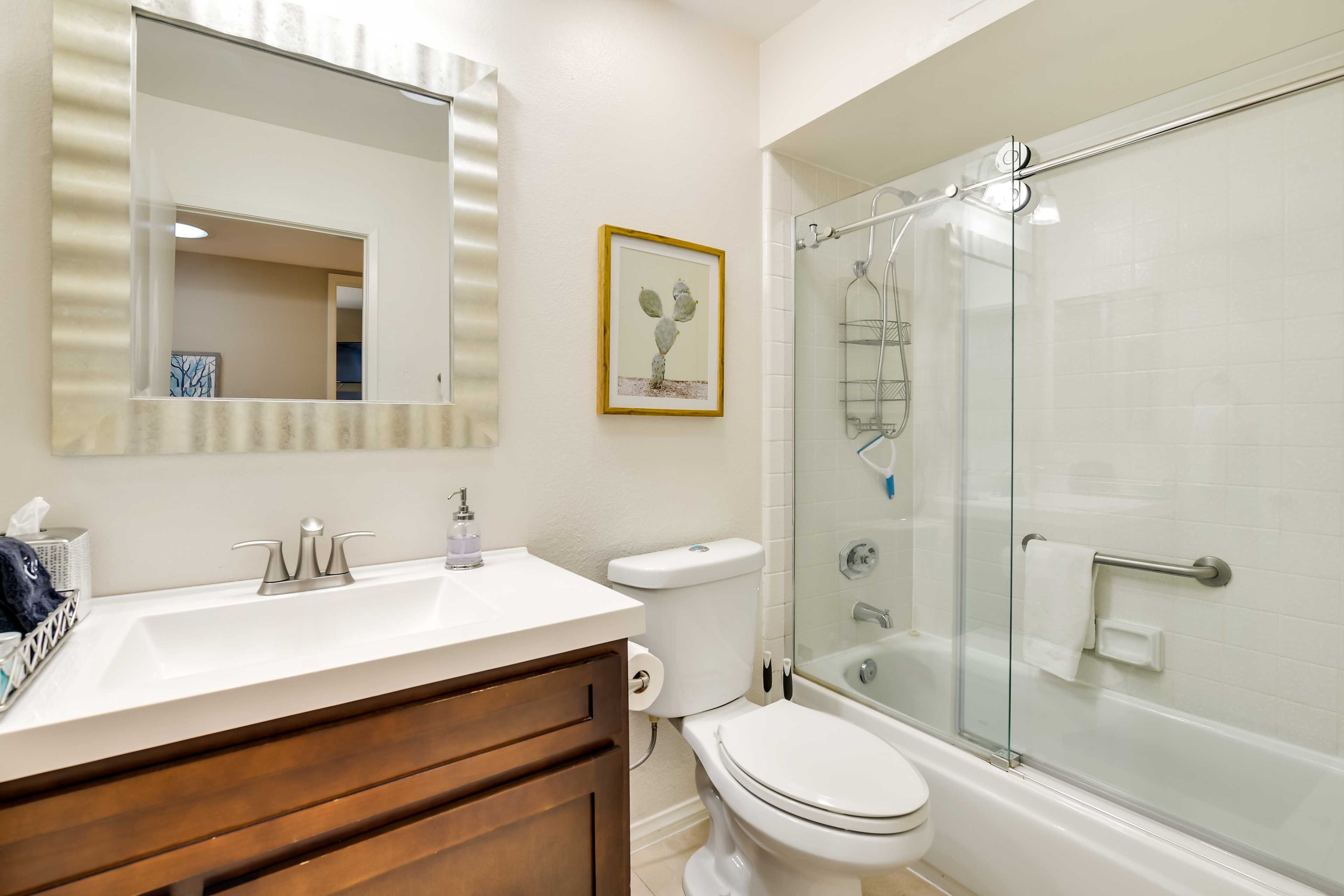 Full Bathroom | Complimentary Toiletries