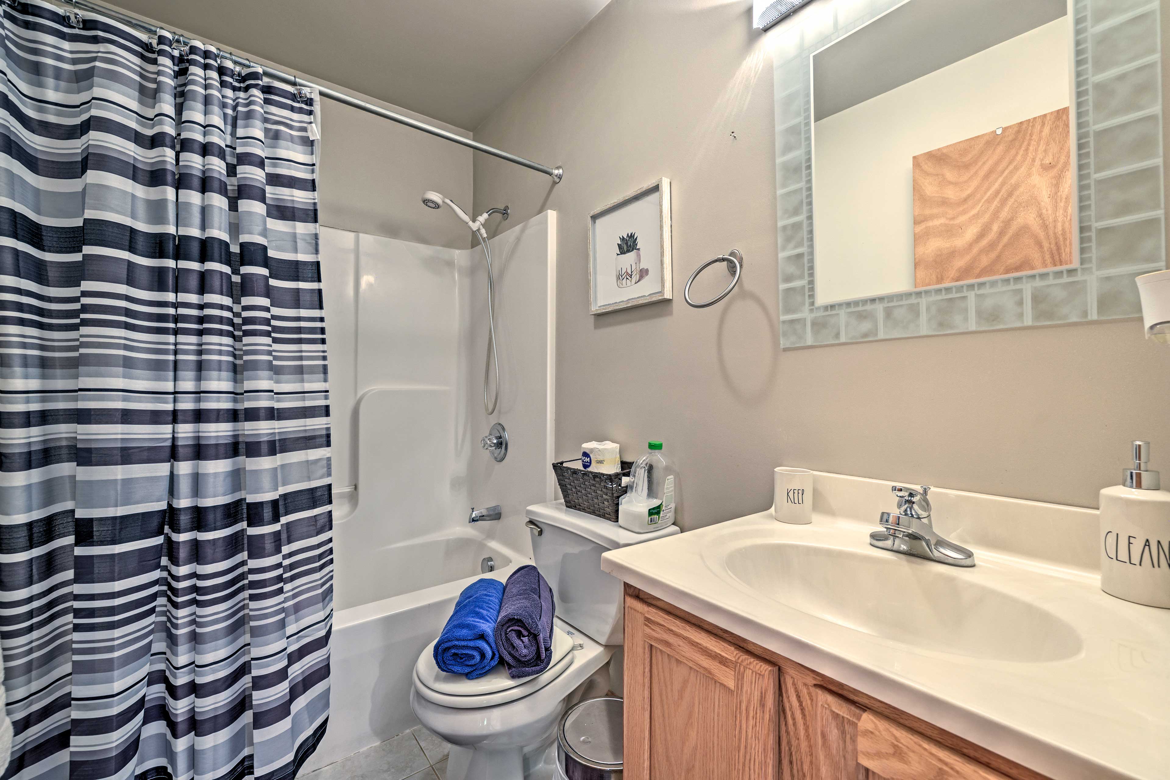 Full Bathroom | Upper Level | Towels Provided