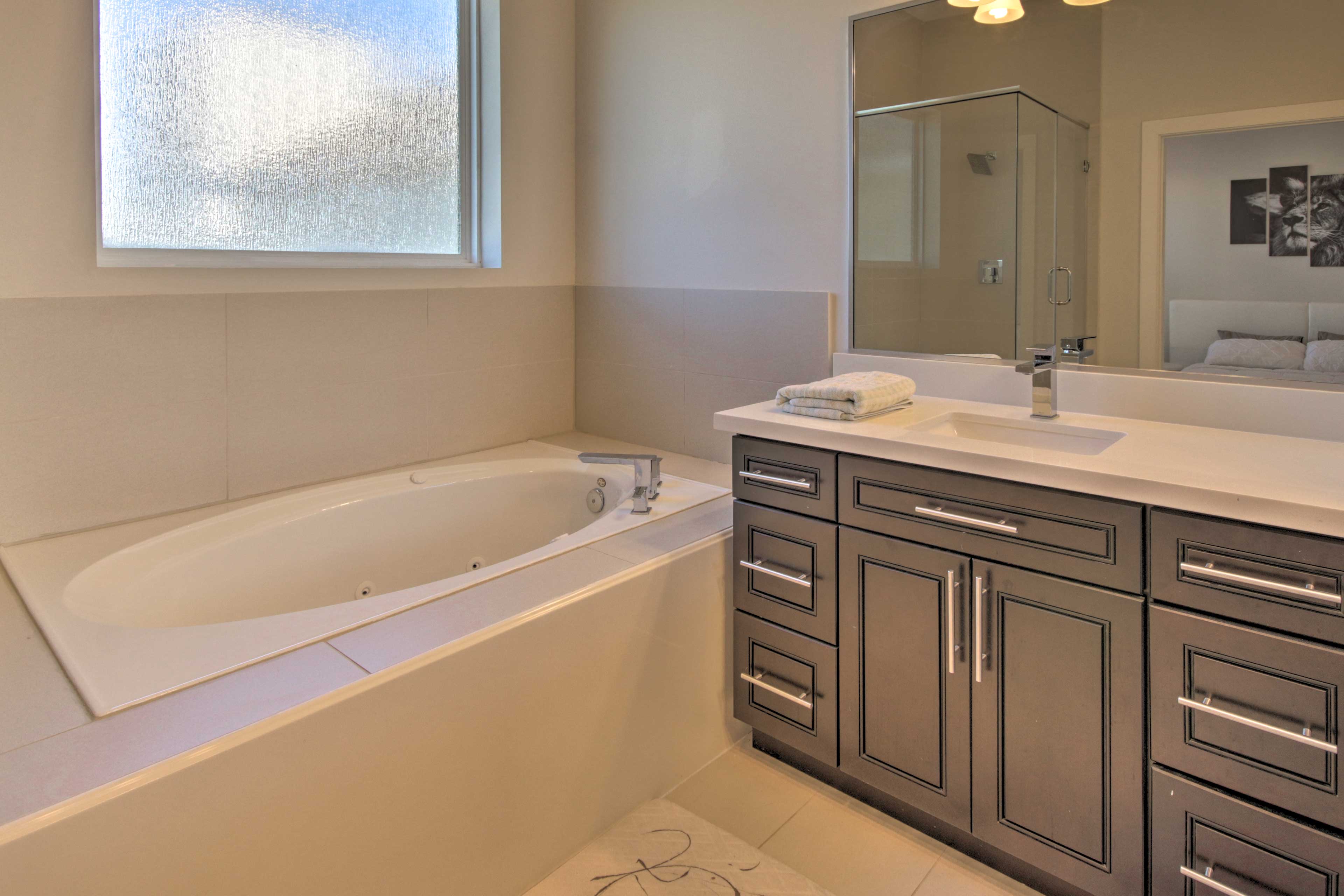 Full En-Suite Bathroom | Jacuzzi Tub