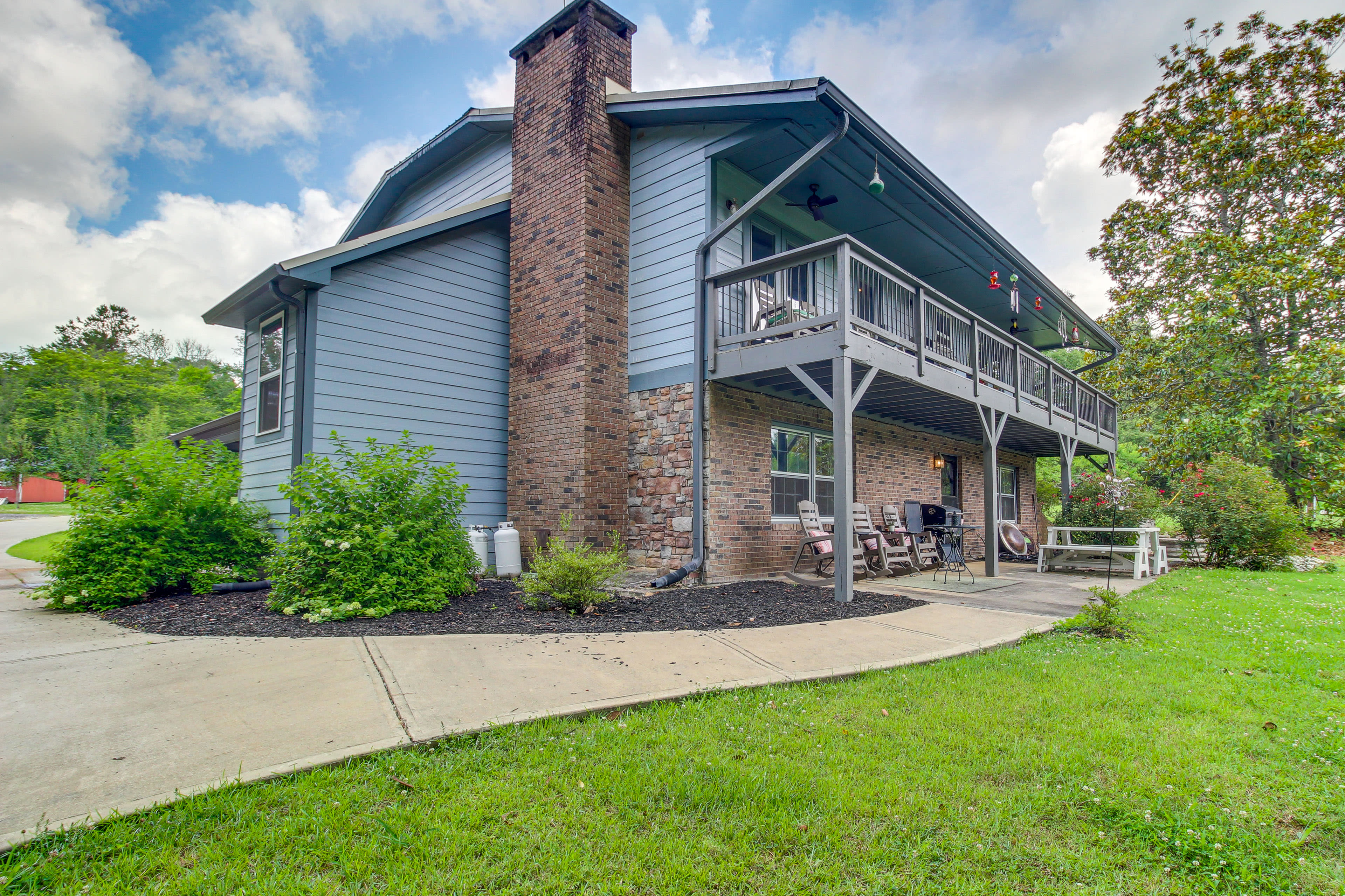 Parking | Driveway (6 Vehicles) | Exterior Security Camera (Facing Out)