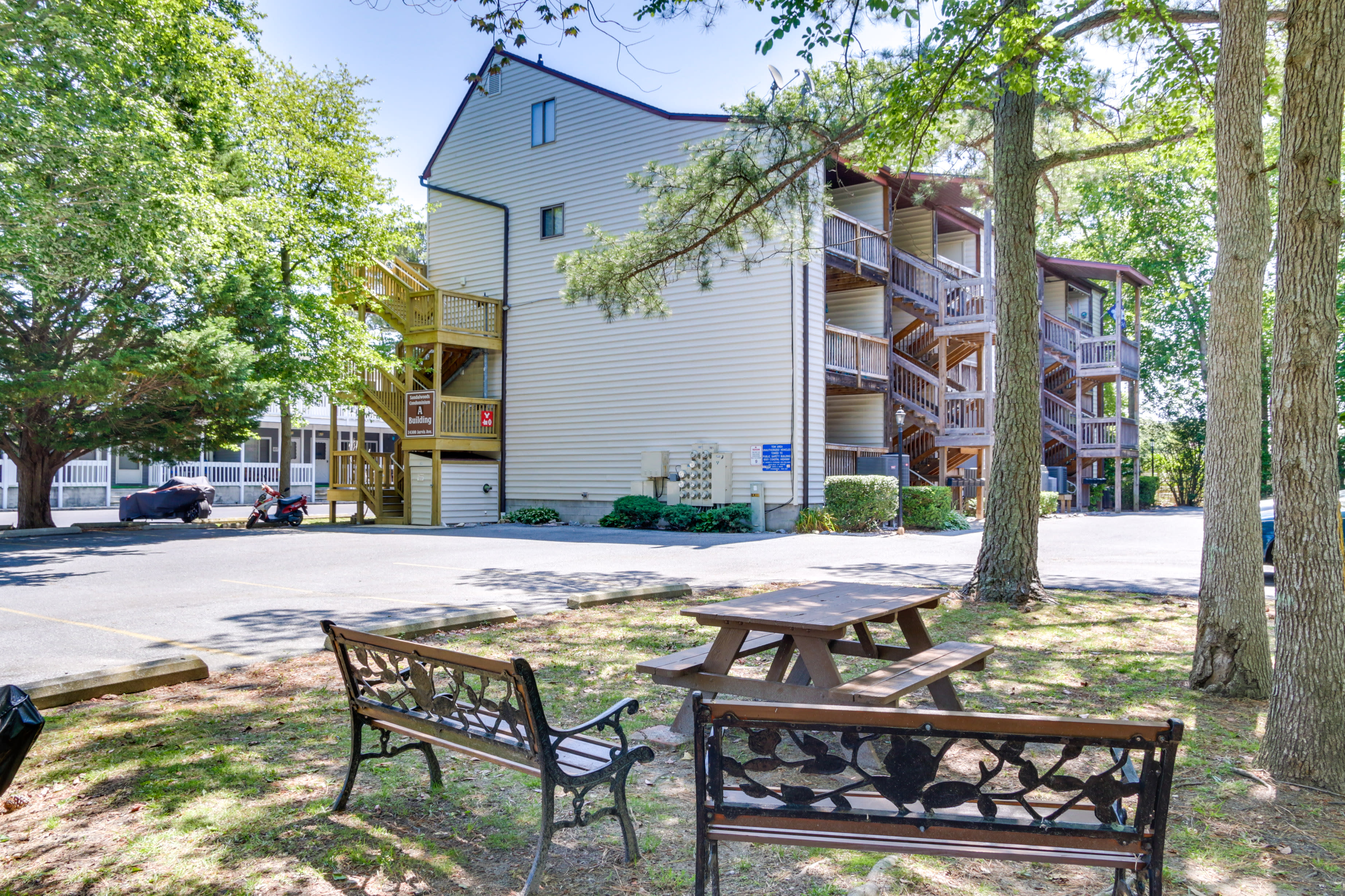 Community Area | Picnic Tables | Grill