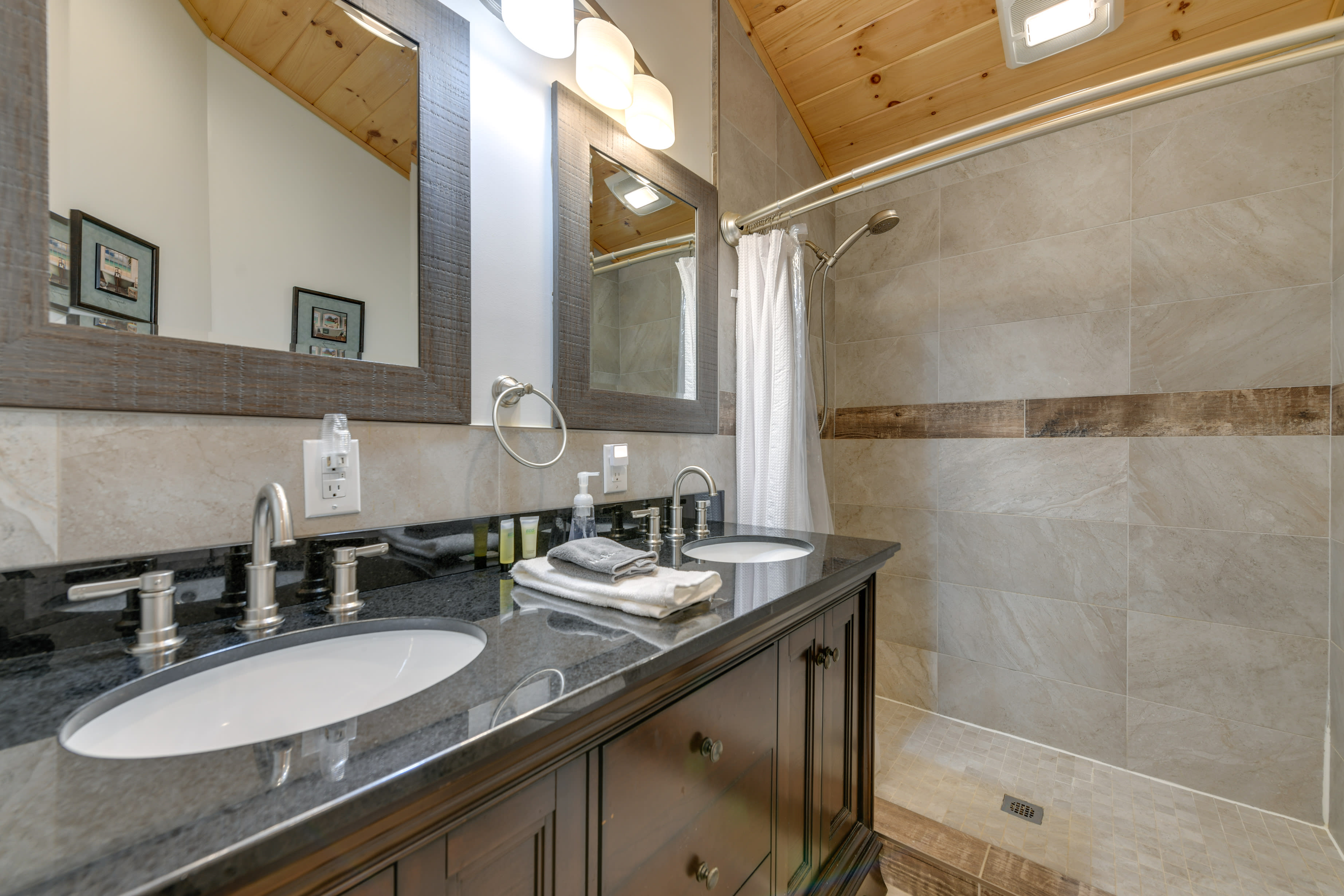 En-Suite Bathroom | Dual Sinks | Complimentary Toiletries