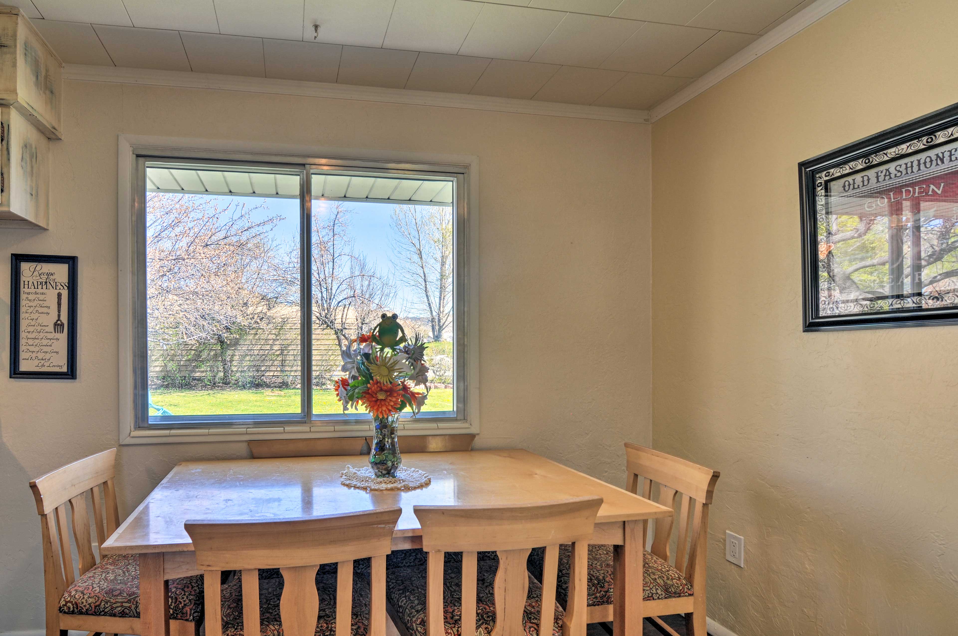 Dining Area | Dishes & Flatware Provided