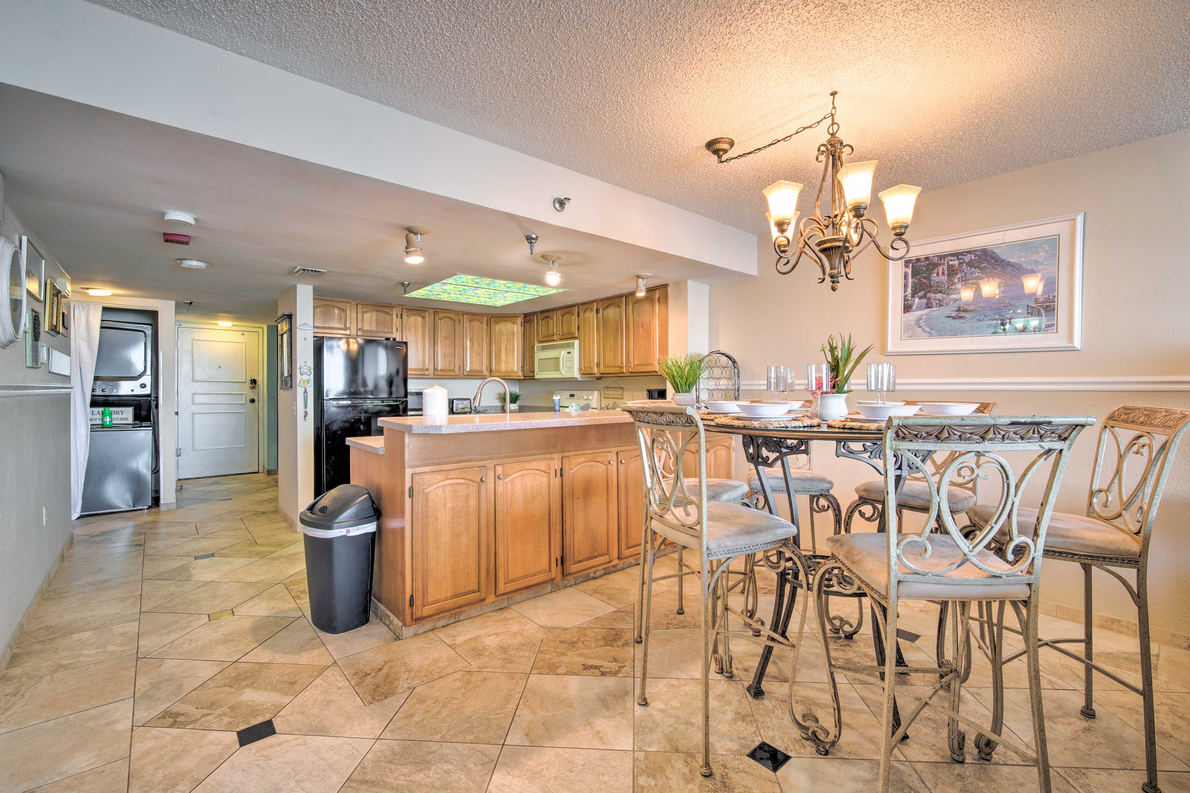 Dining Area | Dishware & Flatware Provided