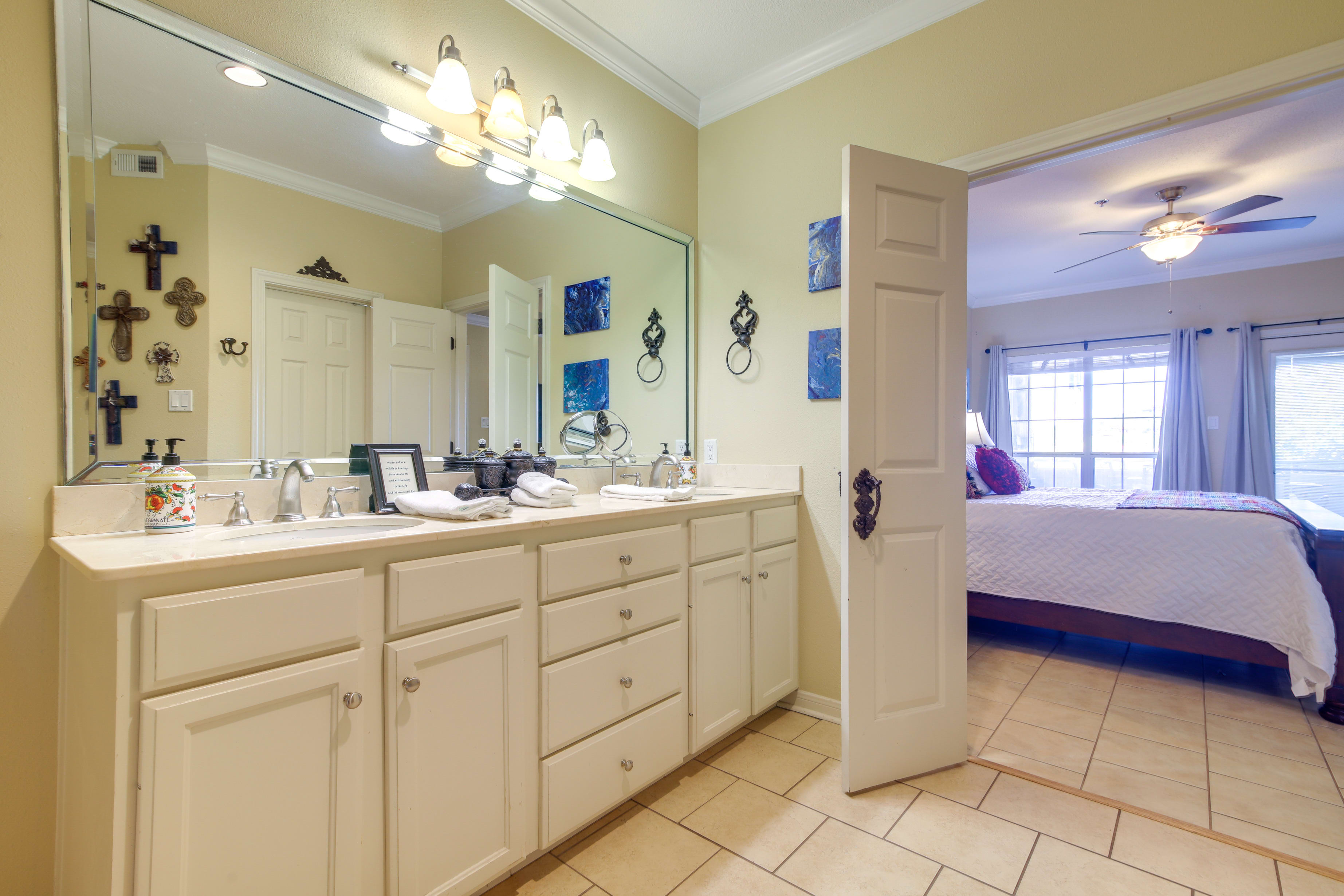 En-Suite Bathroom | Towels Provided