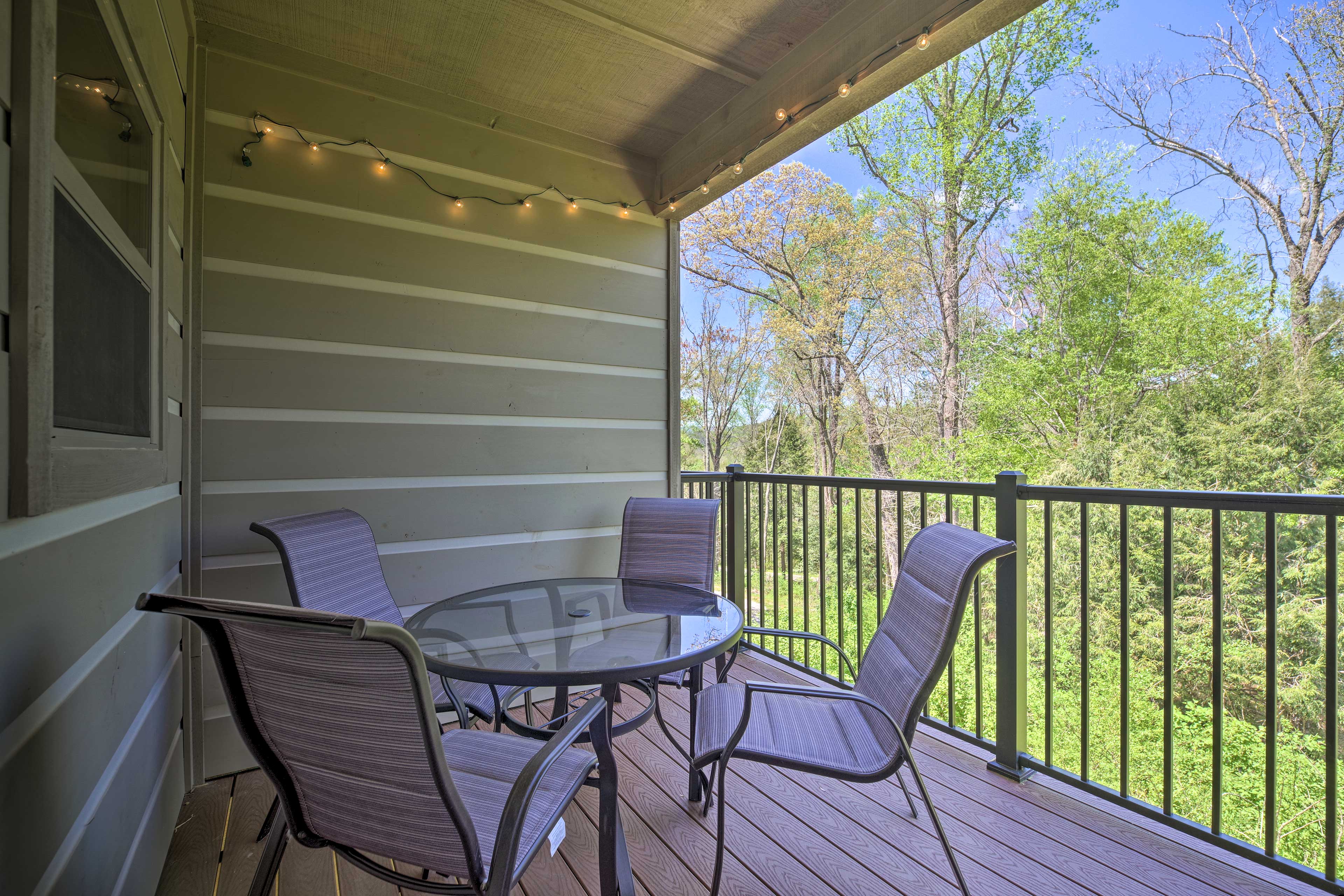 Townsend Condo w/ Pool, Great Smoky Mountain Views